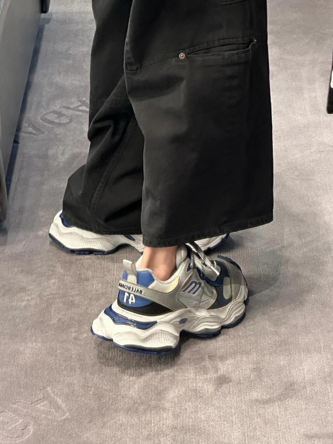 Balenciaga Cargo Sneakers White Grey, Balenciaga Cargo Sneakers Grey White Blue 착용 스타일 - 4