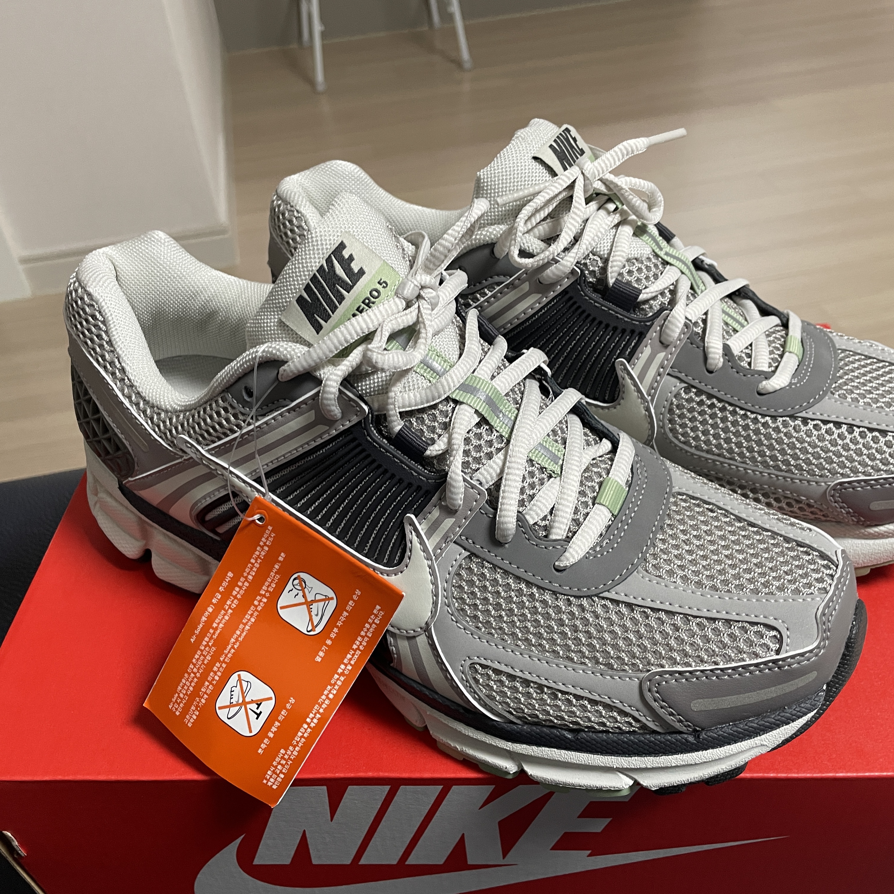 (W) Nike Zoom Vomero 5 Cobblestone and Flat Pewter 착용 스타일