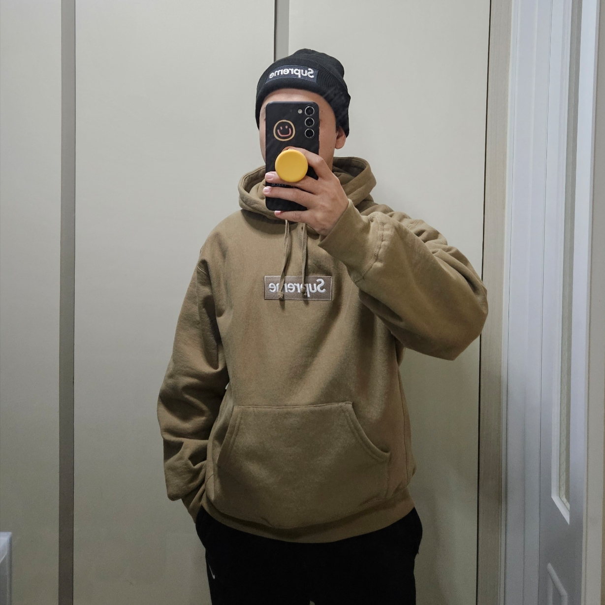 Supreme Box Logo Hooded Sweatshirt Dark Sand - 23FW, Supreme New Era Box Logo Beanie Black - 23FW 착용 스타일 - 1