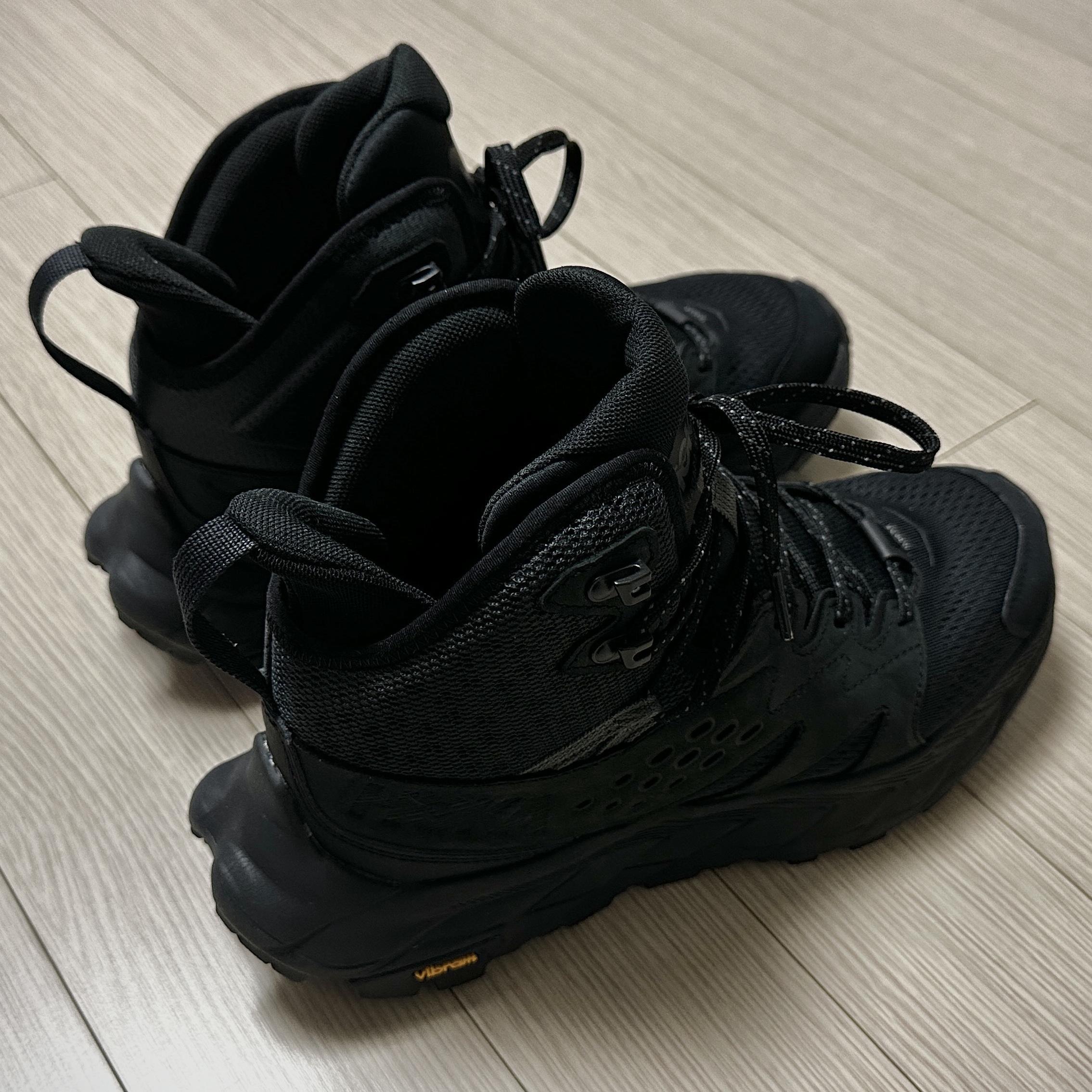 Hoka Anacapa Breeze Mid Black 착용 스타일 - 2