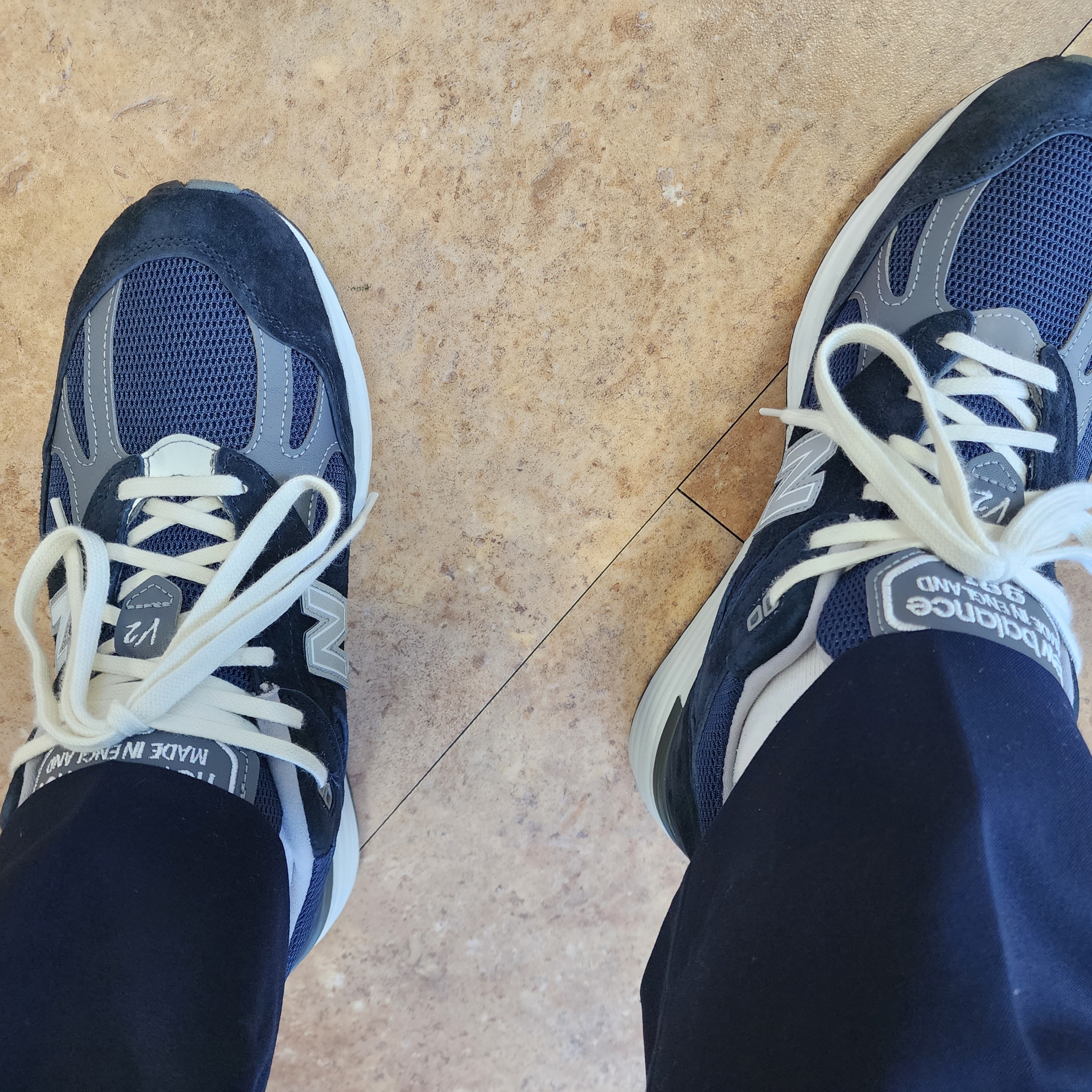 New Balance 991v2 Made in UK Dark Navy Smoked Pearl 착용 스타일 - 2