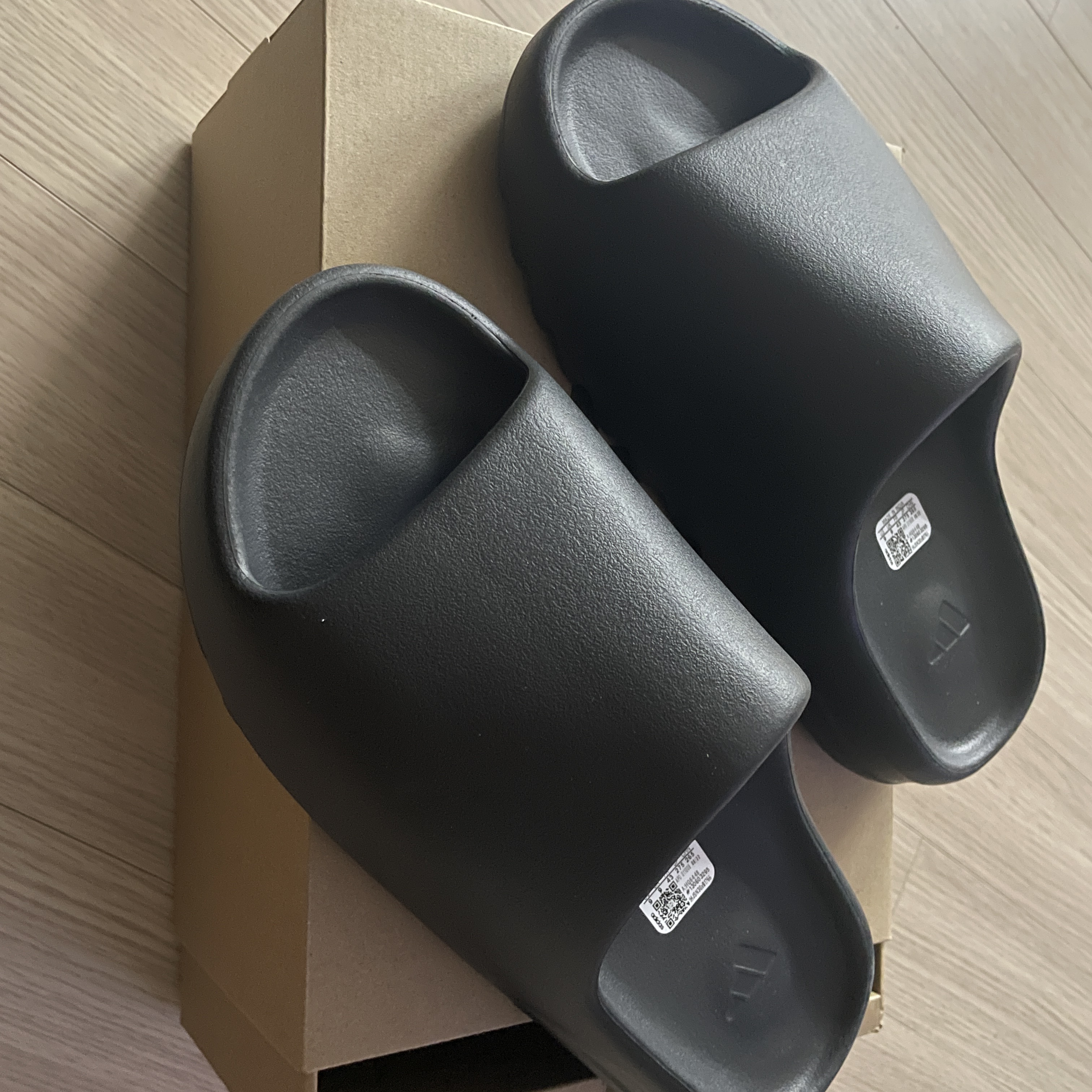 Adidas Yeezy Slide Onyx 착용 스타일