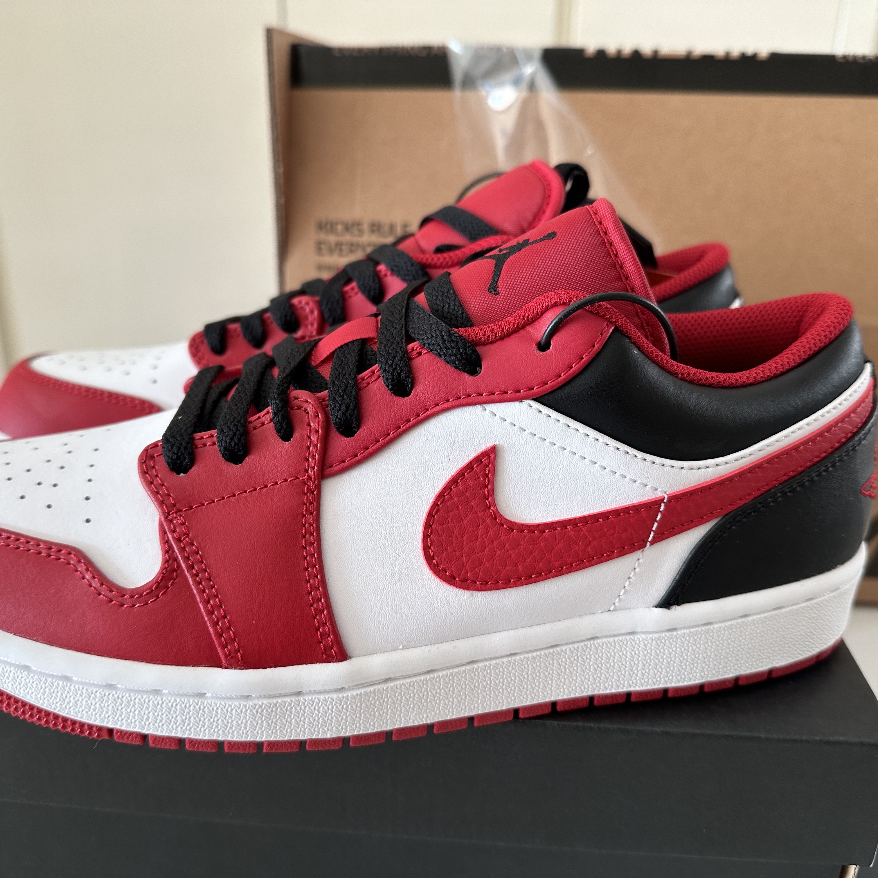 Jordan 1 Low White Gym Red Black 착용 스타일 - 1