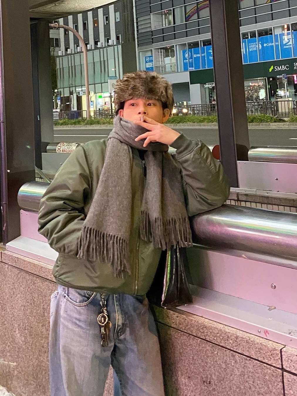 Supreme x Dickies Fur Collar Bomber Jacket Work Green - 23FW, Mackage Dixon 2-In-1 Nordic Tech Down Bomber with Silver Fox Fur Black Silver 착용 스타일 - 5