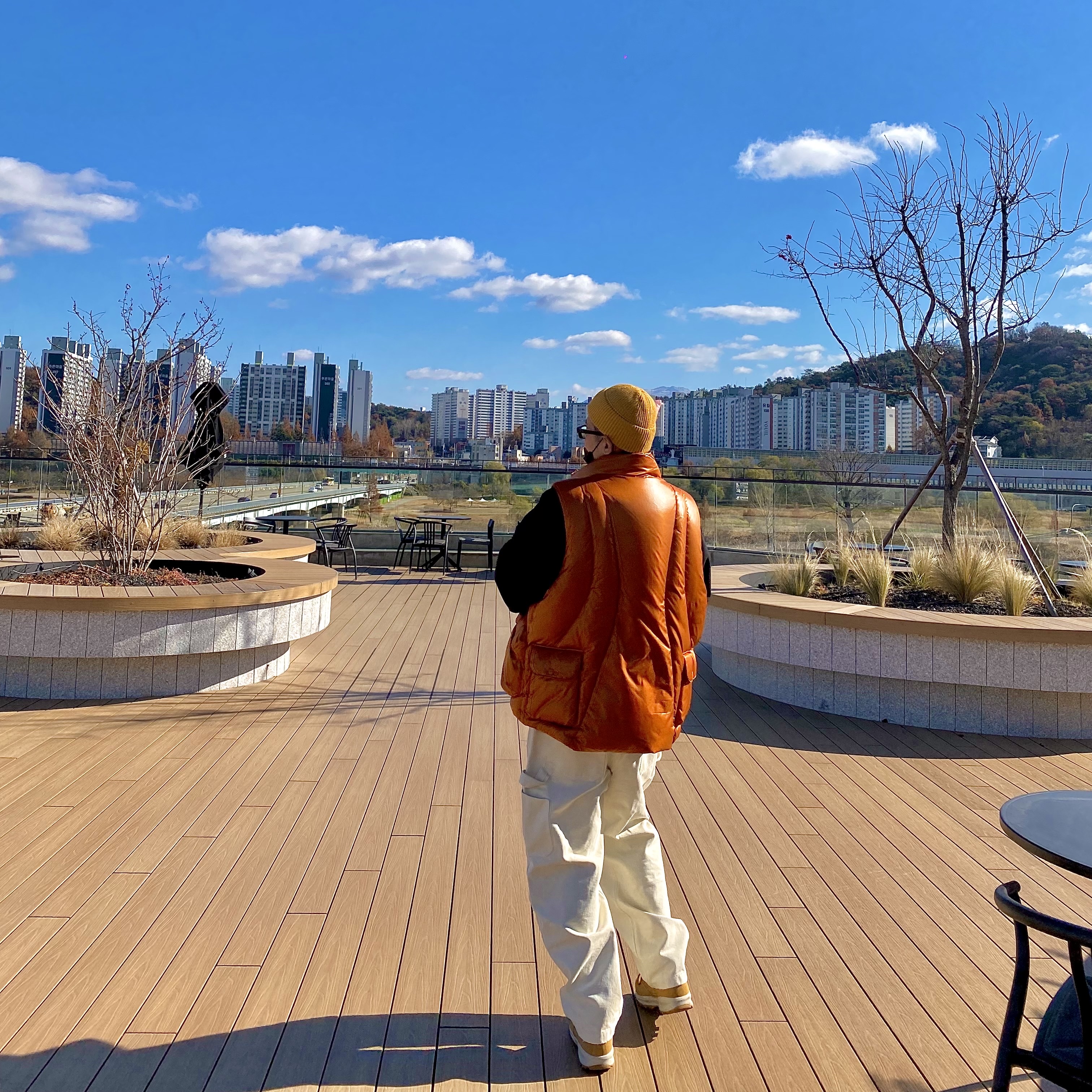 자크마리마지 위스키클론 48 브라운 렌즈 로터스, 준지 그래픽 루즈핏 스웨트셔츠 블랙 - 22SS 착용 스타일 - 3