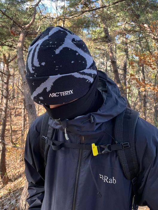 Arc'teryx Lightweight Grotto Toque Orca 착용 스타일