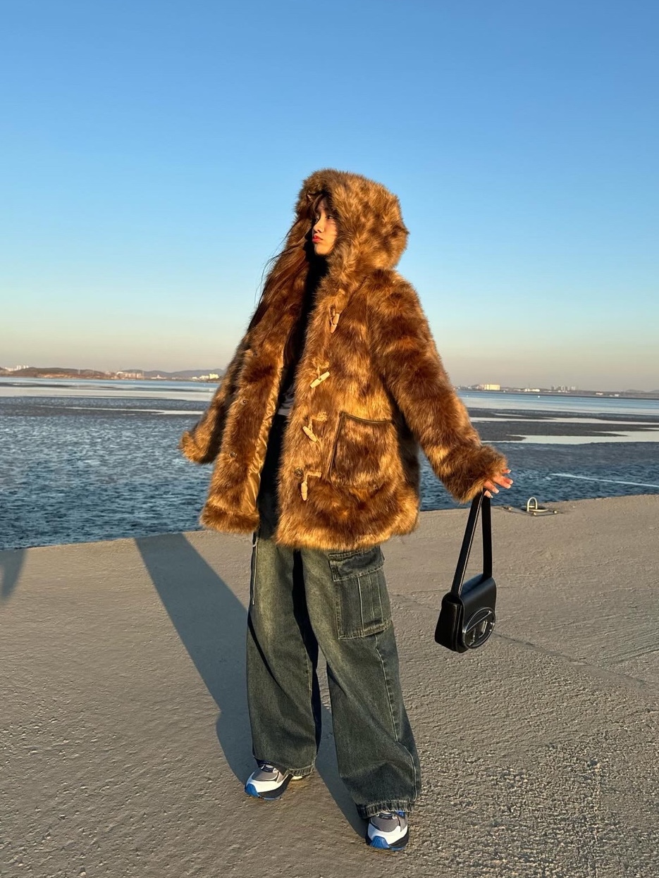 (W) Celine Triomphe 01 Sunglasses in Acetate Black, Diesel 1DR Shoulder Bag in Nappa Leather Black 착용 스타일 - 2