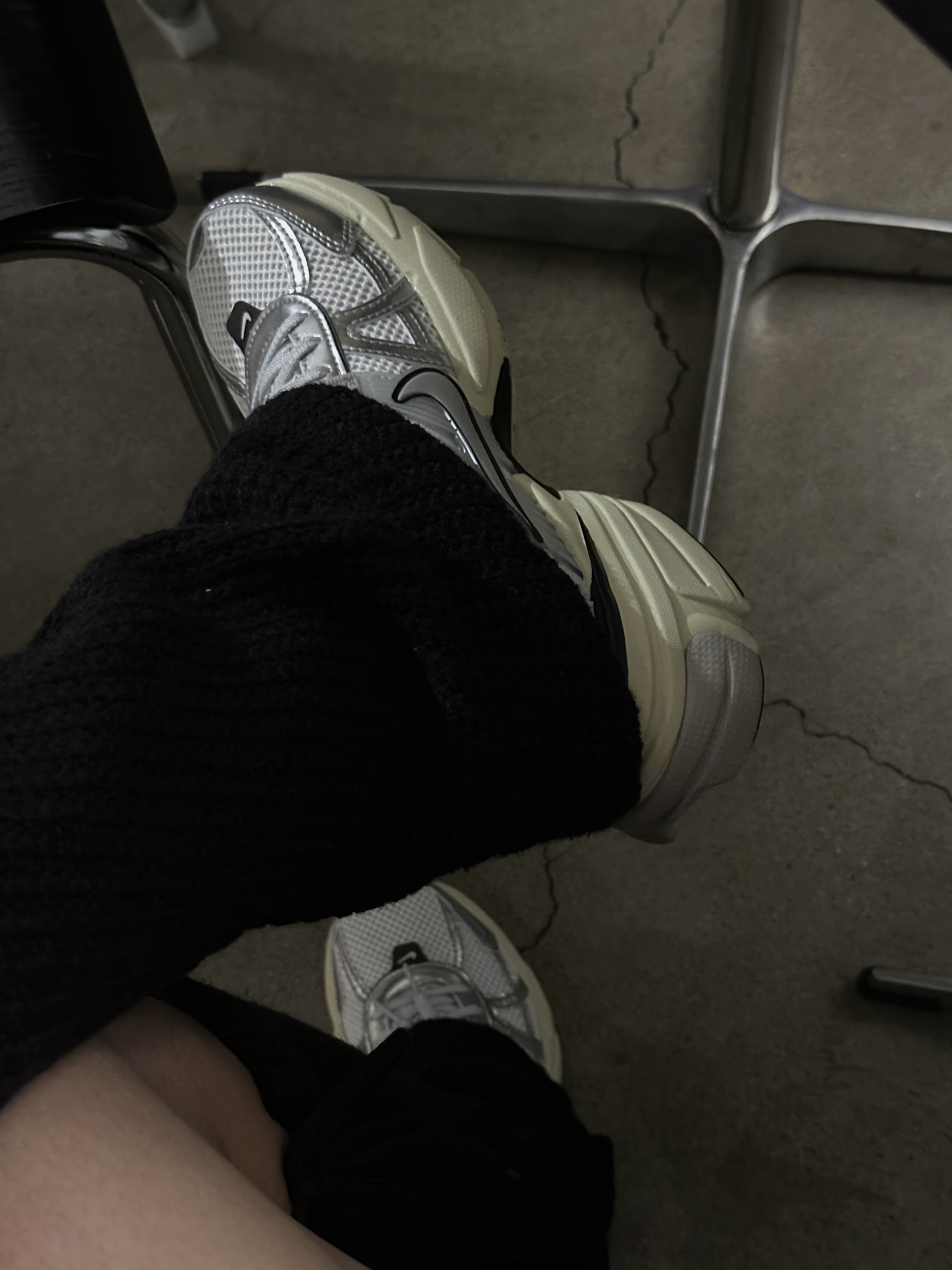 Nike V2K Run Summit White Metallic Silver 착용 스타일 - 1