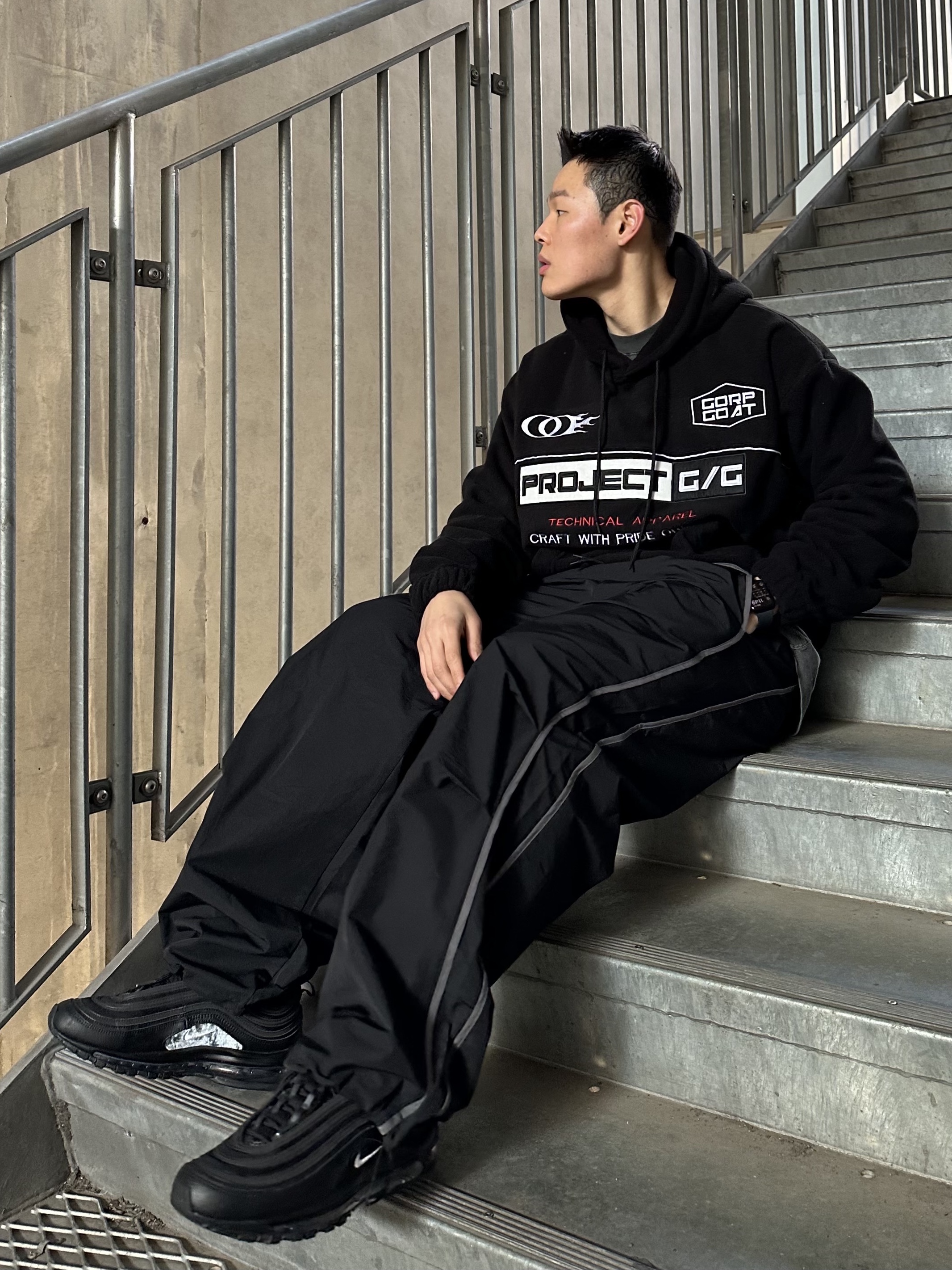 Nike Air Max 97 Black White Anthracite 착용 스타일 - 1
