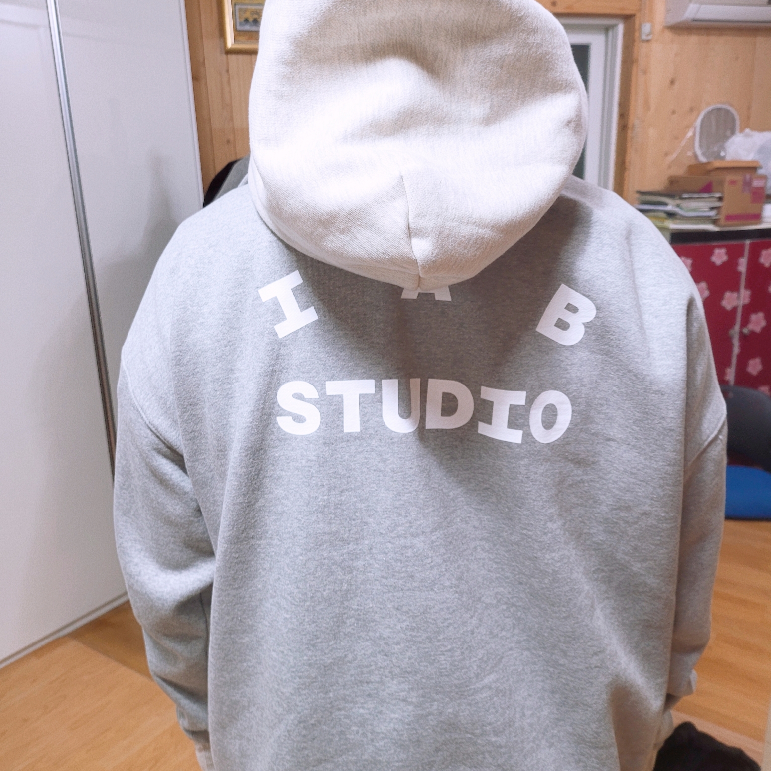 IAB Studio Hoodie Dual Gray 착용 스타일 - 1
