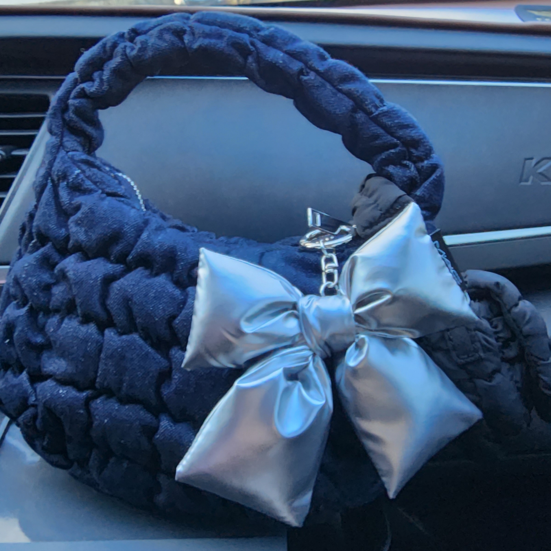 COS Quilted Micro Bag Dark Blue Denim, COS Quilted Nano Bag Black 착용 스타일