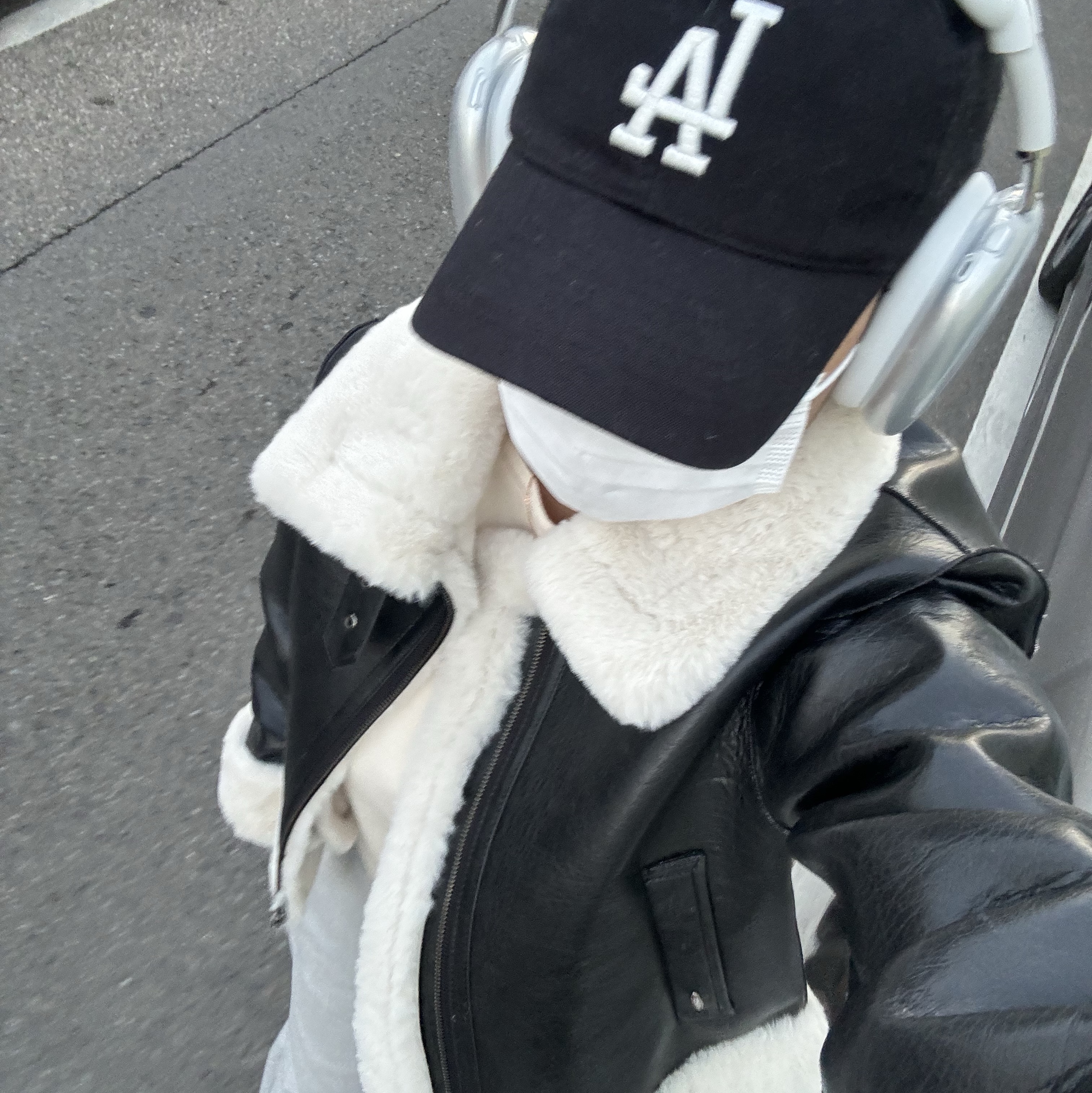 Apple AirPods Max Lightning Silver (Korean Ver.), (W) Bohemian Seoul Slim Fit Shearling Jacket Black 착용 스타일 - 1