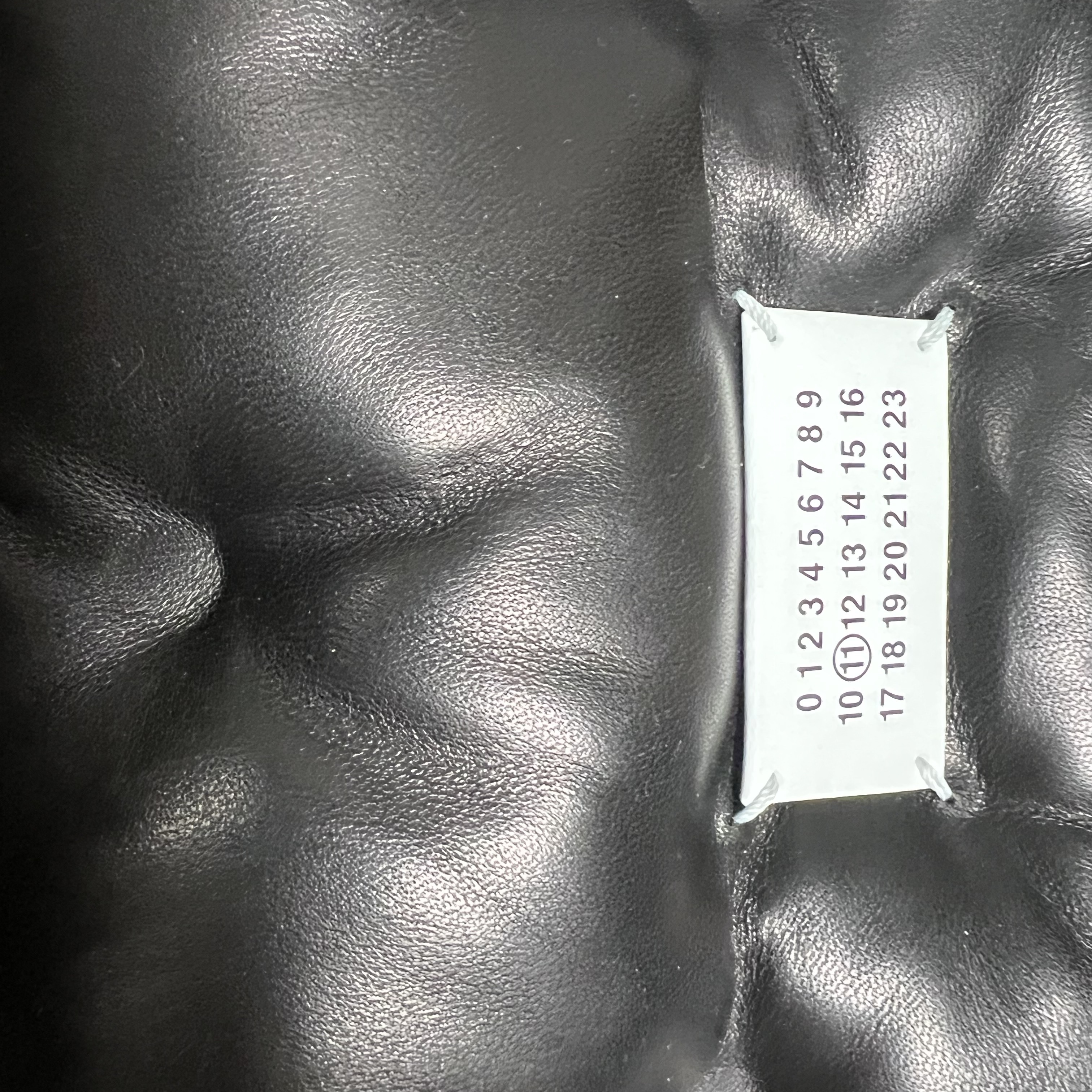 Maison Margiela Glam Slam Flap Small Black 착용 스타일