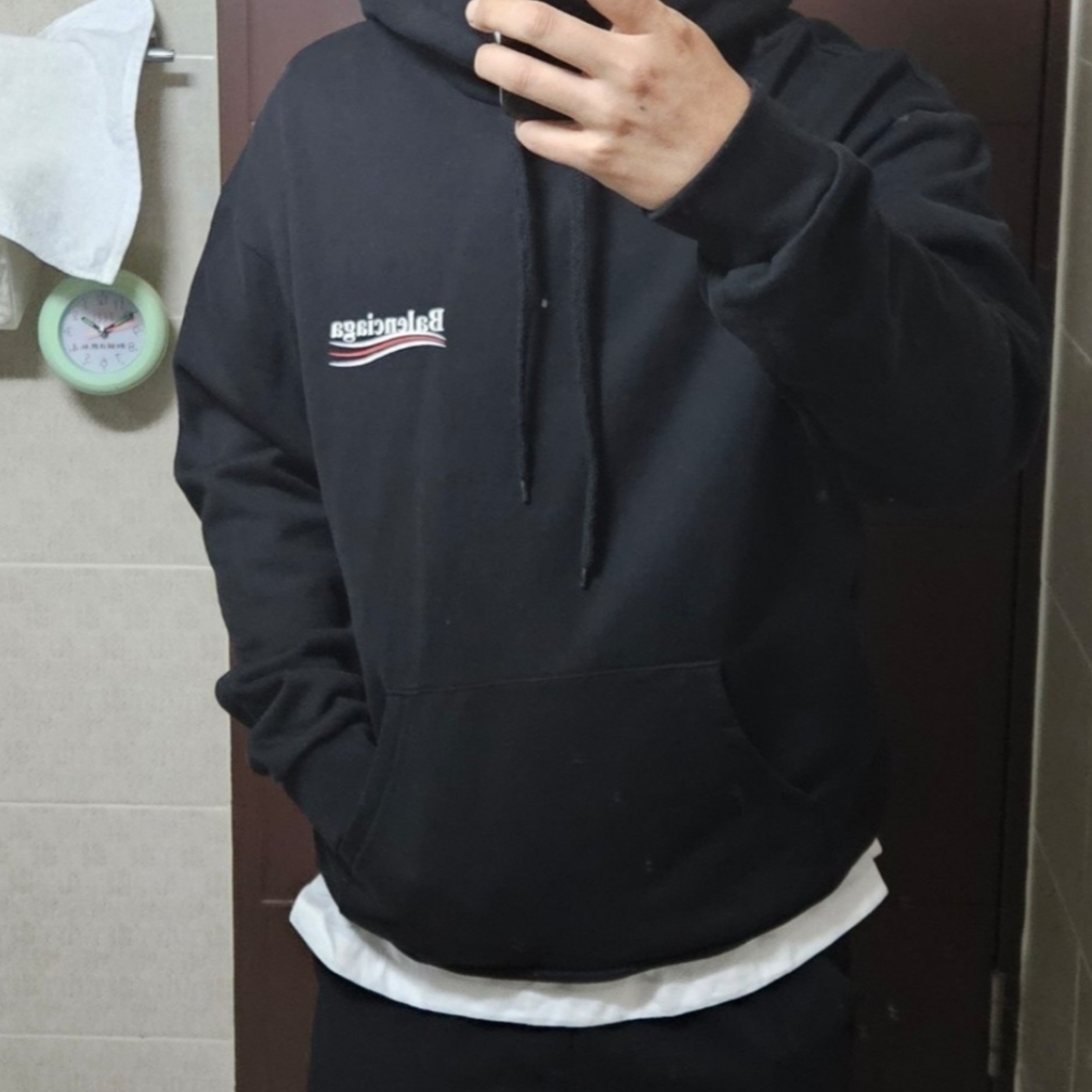 Yeezy Gap Engineered By Balenciaga T-Cut Parka Black 착용 스타일