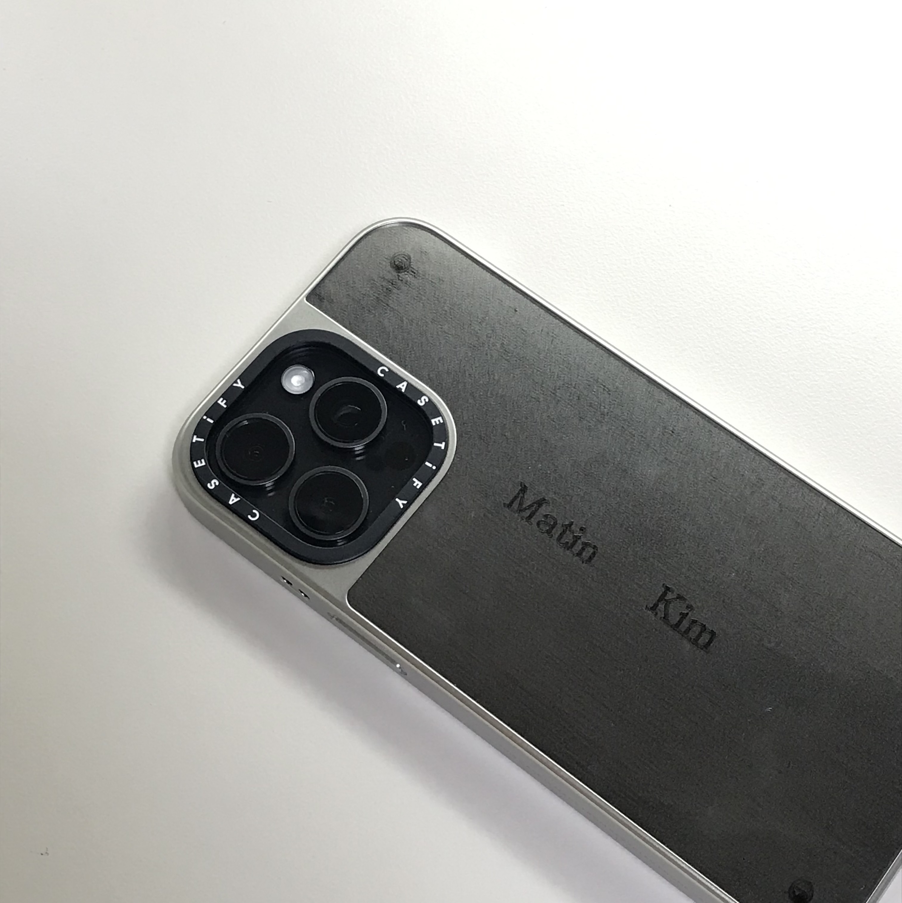 Casetify x Matin Kim iPhone Signature Magsafe Mirror Case Silver, Apple iPhone 15 Pro Max 512GB Black Titanium (Korean Ver.) 착용 스타일 - 2