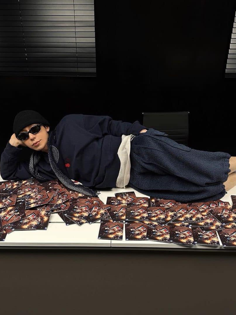 Loewe Anagram Scarf In Wool and Silk Black Black, (W) Hermes Super Silk Quest Twilly Bleu Beige Dore Brun 착용 스타일 - 2