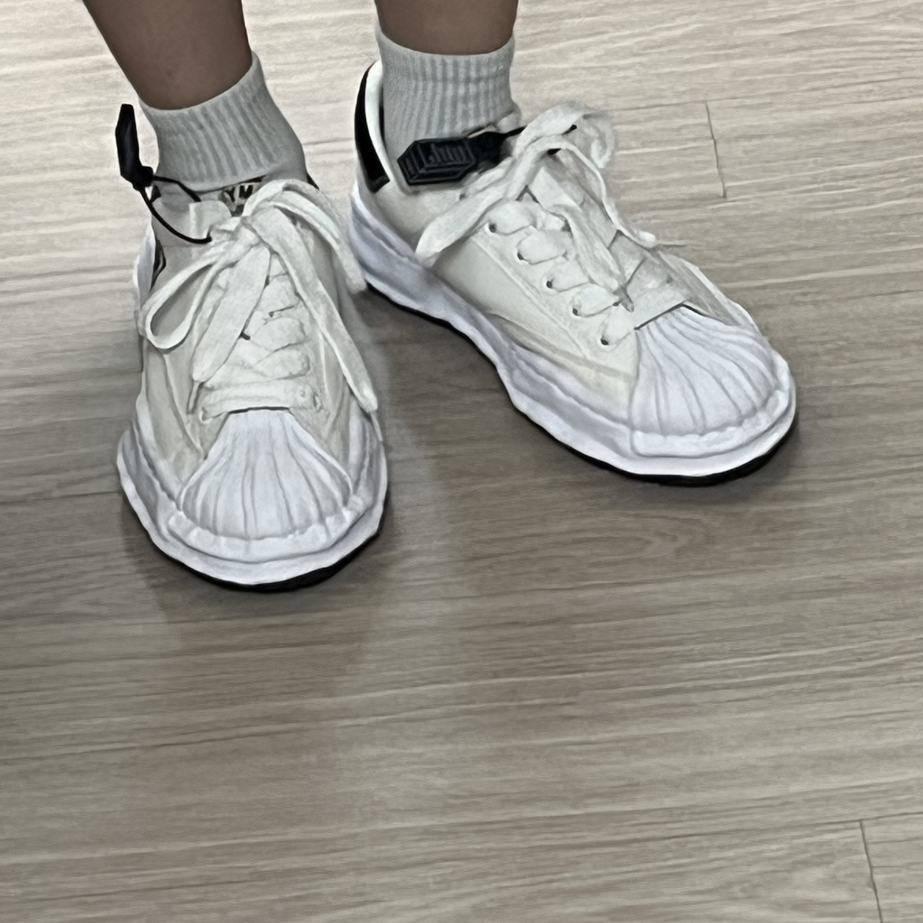 Maison Mihara Yasuhiro Blakey OG Sole Canvas Low-top Sneakers White 착용 스타일