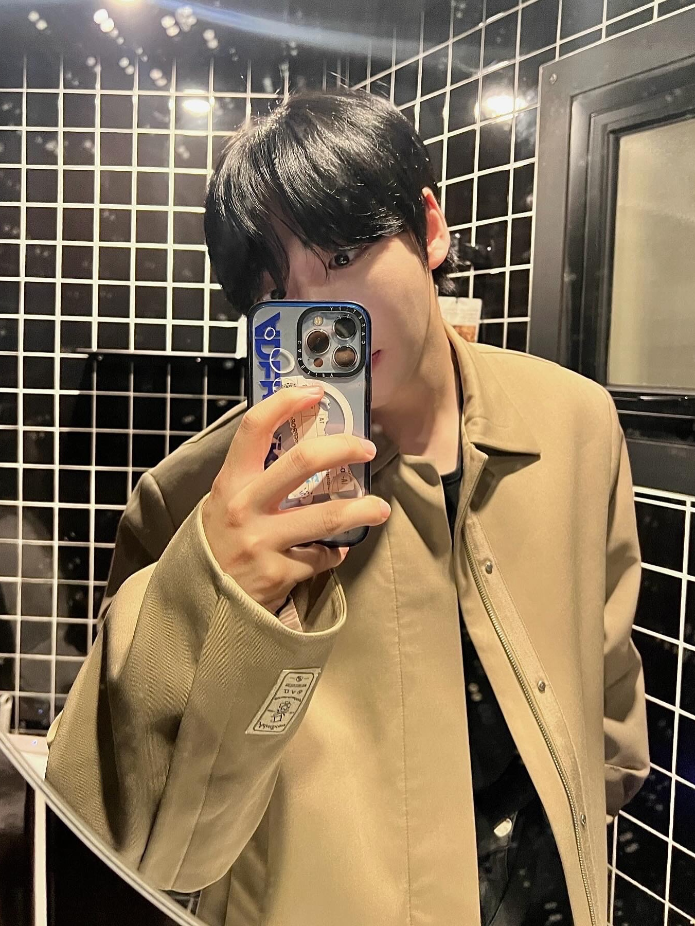 Ader Error Ani Jacket Beige, Casetify x Ader Error iPhone Sticker Magsafe Case Clear 착용 스타일 - 2