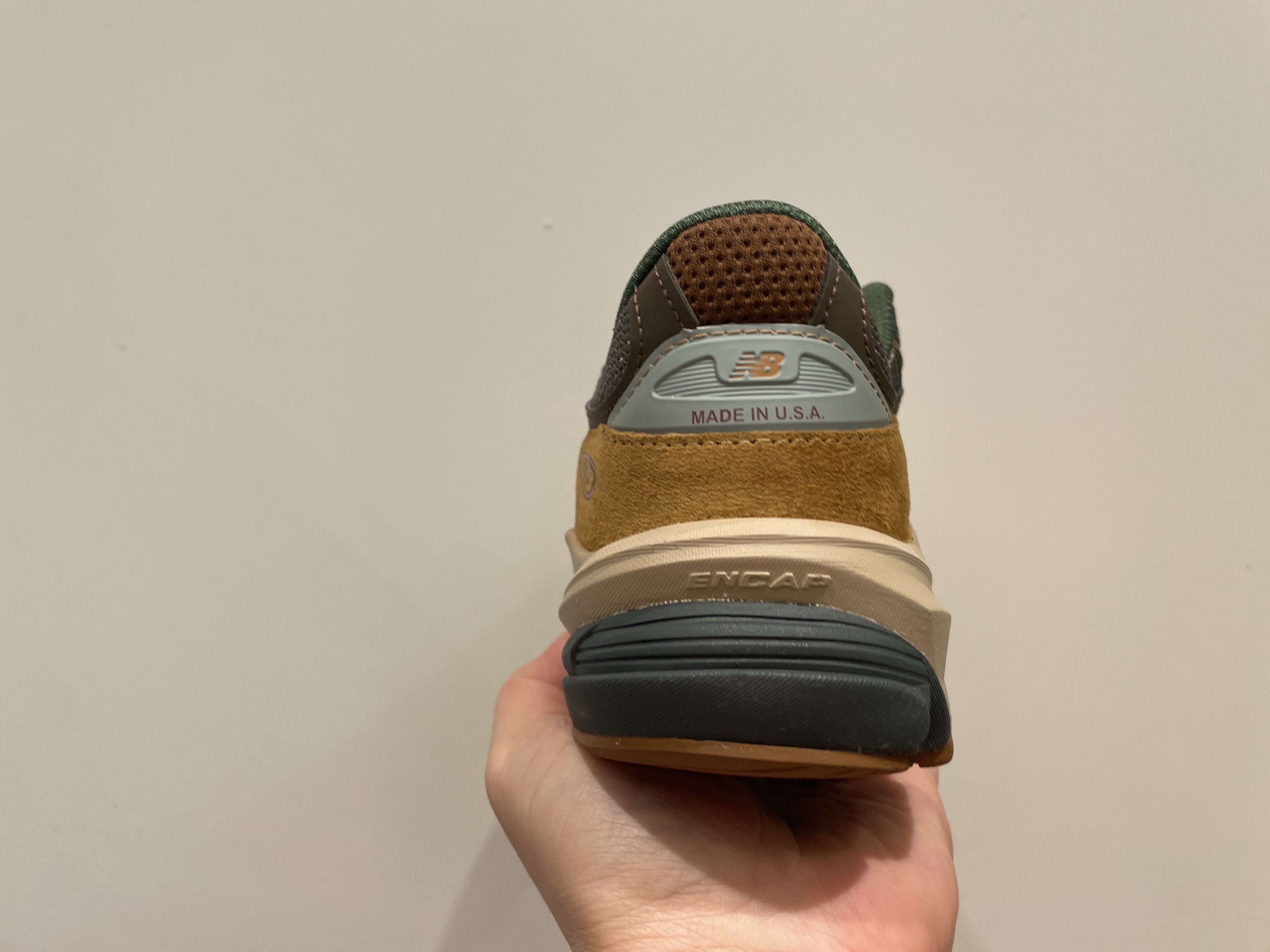 뉴발란스 x 칼하트 WIP 990v6 메이드 인 USA 해밀턴 브라운 밀리터리 그린 착용 스타일 - 5