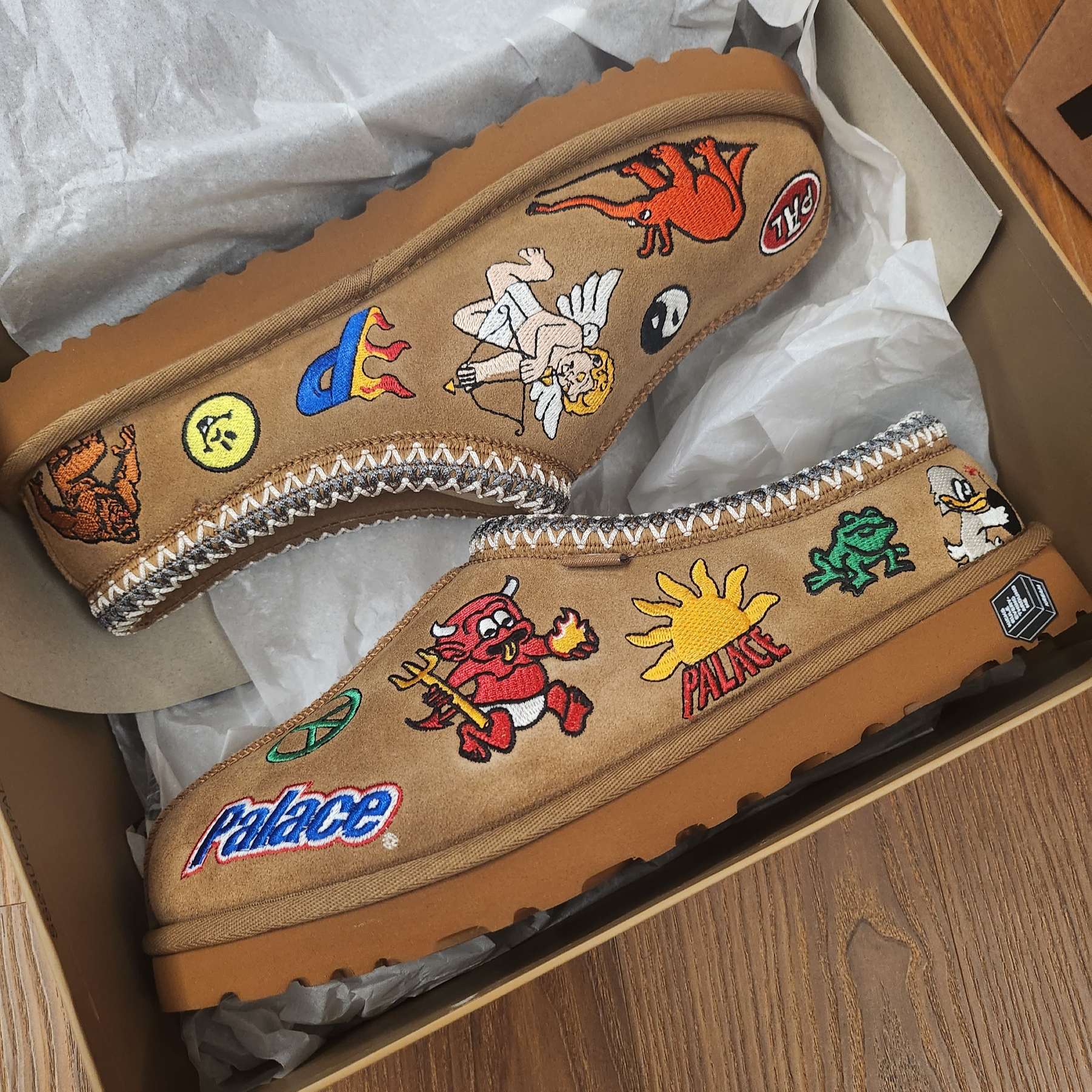 UGG x Palace Tasman Slipper Chestnut 착용 스타일