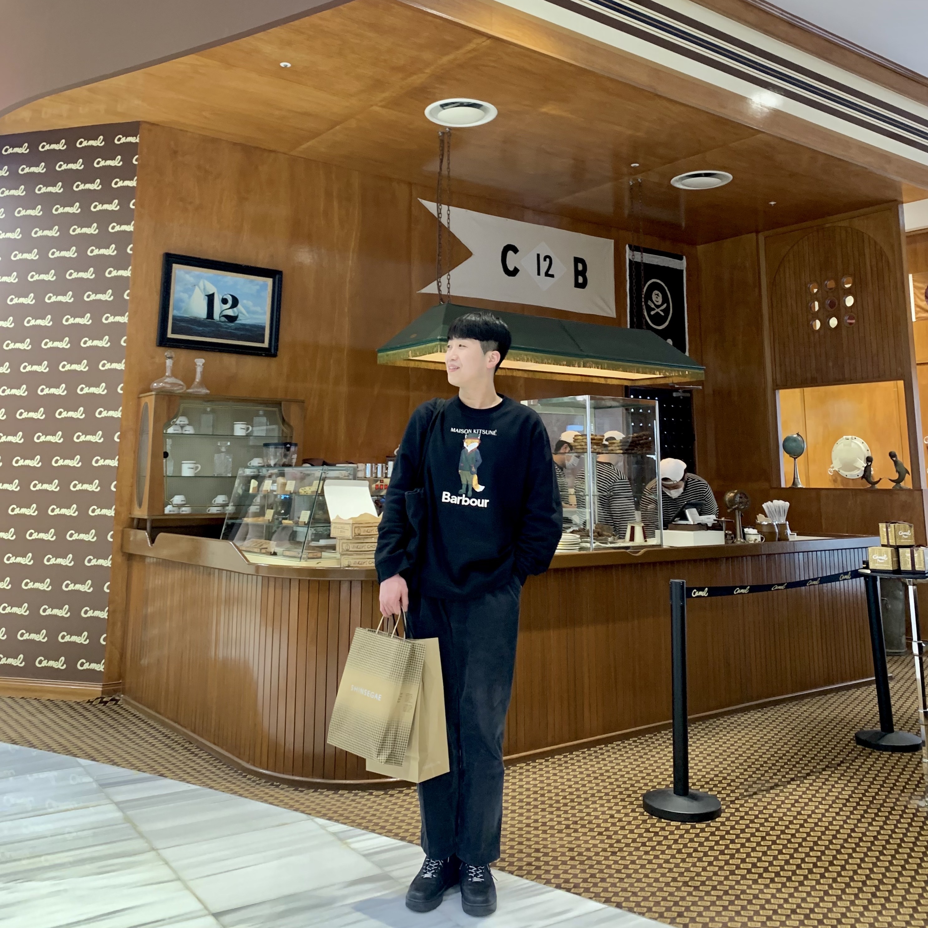 Barbour x Maison Kitsune Beaufort Fox Crewneck Black, Nike x Supreme Air Force 1 Low Black 착용 스타일