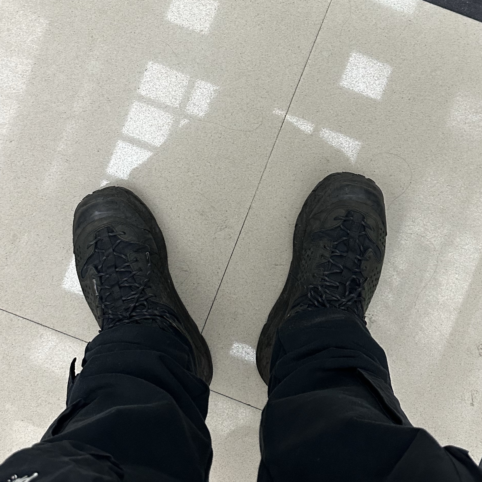 Hoka Tor Ultra Low Black 착용 스타일