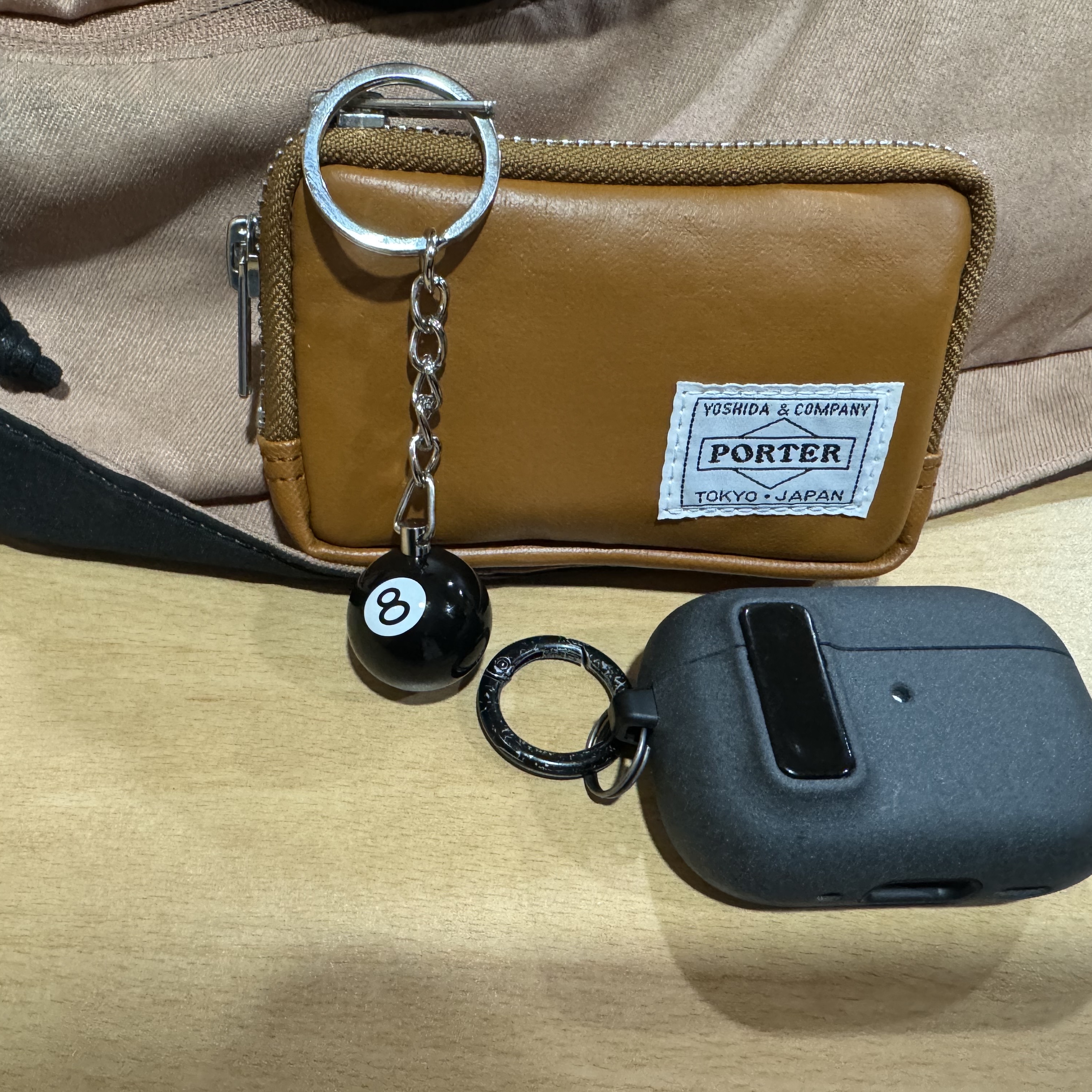 Stussy 8 Ball Keychain Black 착용 스타일