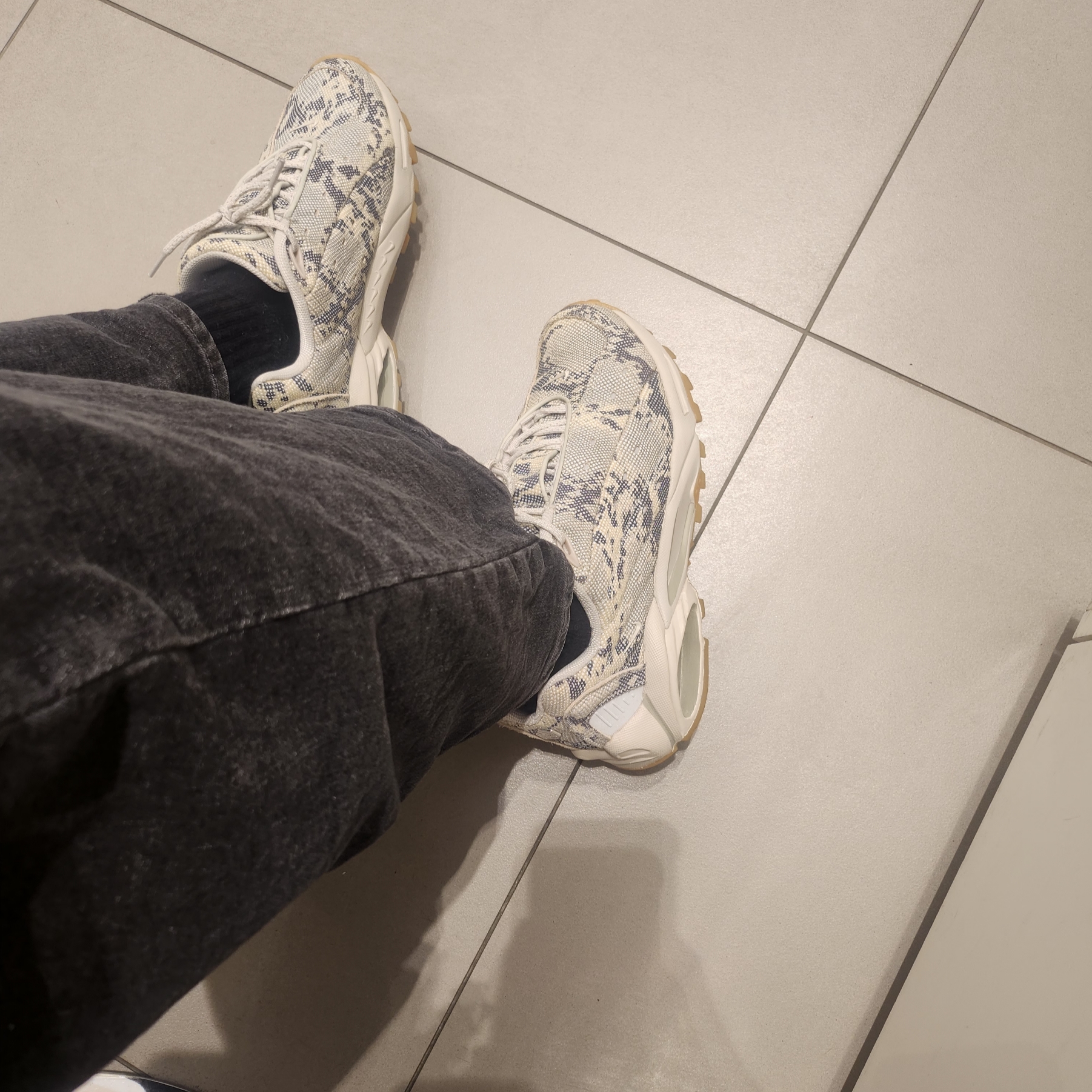 Nike x Drake Nocta Hot Step Air Terra Light Bone 착용 스타일