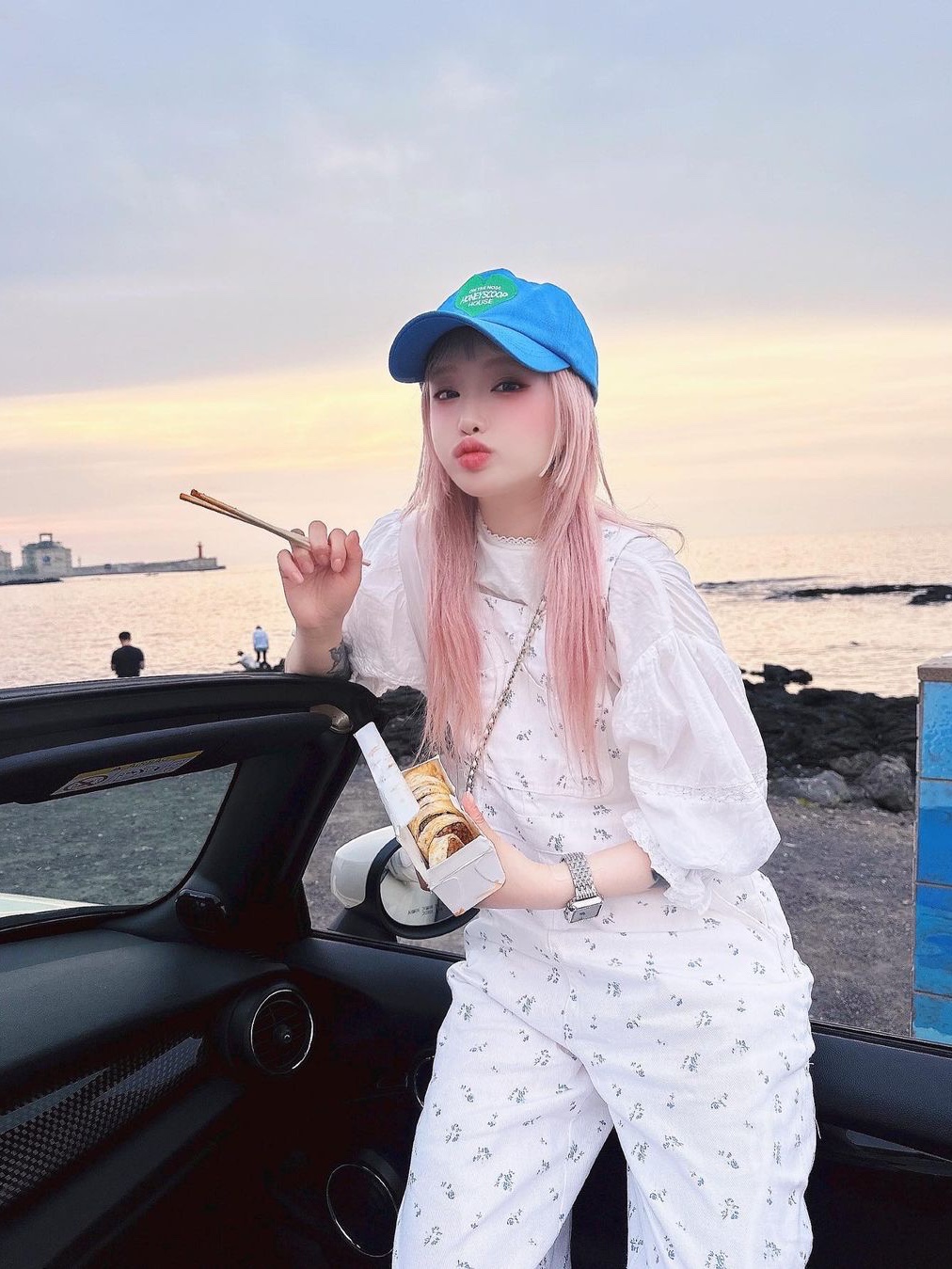 Honey Scoop House Heart Logo 5-Panel Cap Blue 착용 스타일