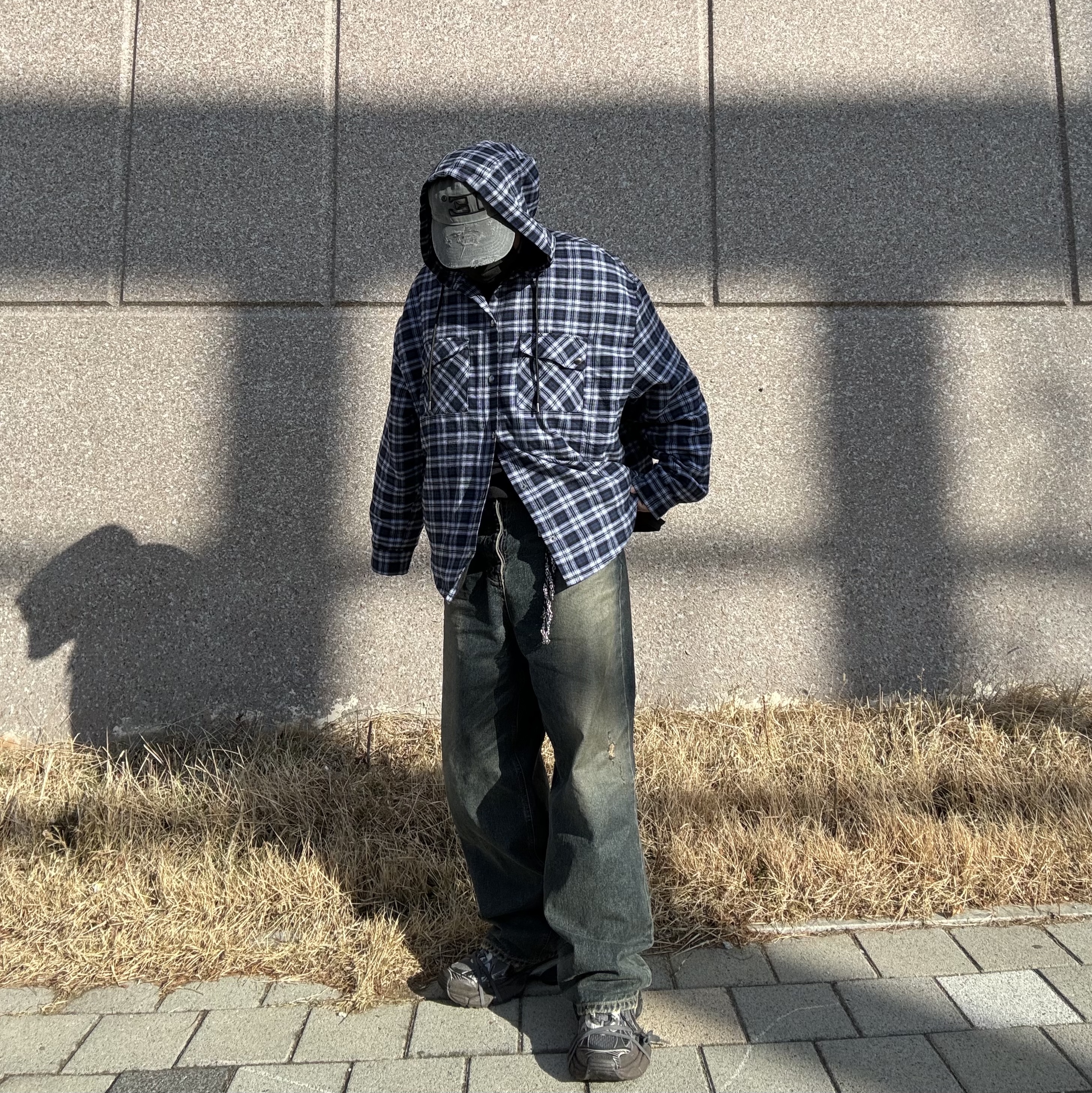 Balenciaga 3XL Sneakers Worn Out Brown, Undermycar Iek Hand Brush Washed Wide Jeans Corrosion Blue - 23FW 착용 스타일 - 1