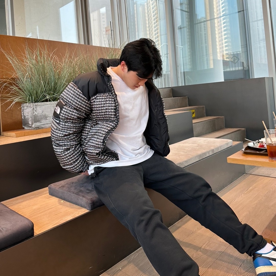 Supreme x The North Face Studded Nuptse Jacket Black - 21SS, Jordan 1 x Travis Scott x Fragment Retro Low OG SP Military Blue 착용 스타일 - 2