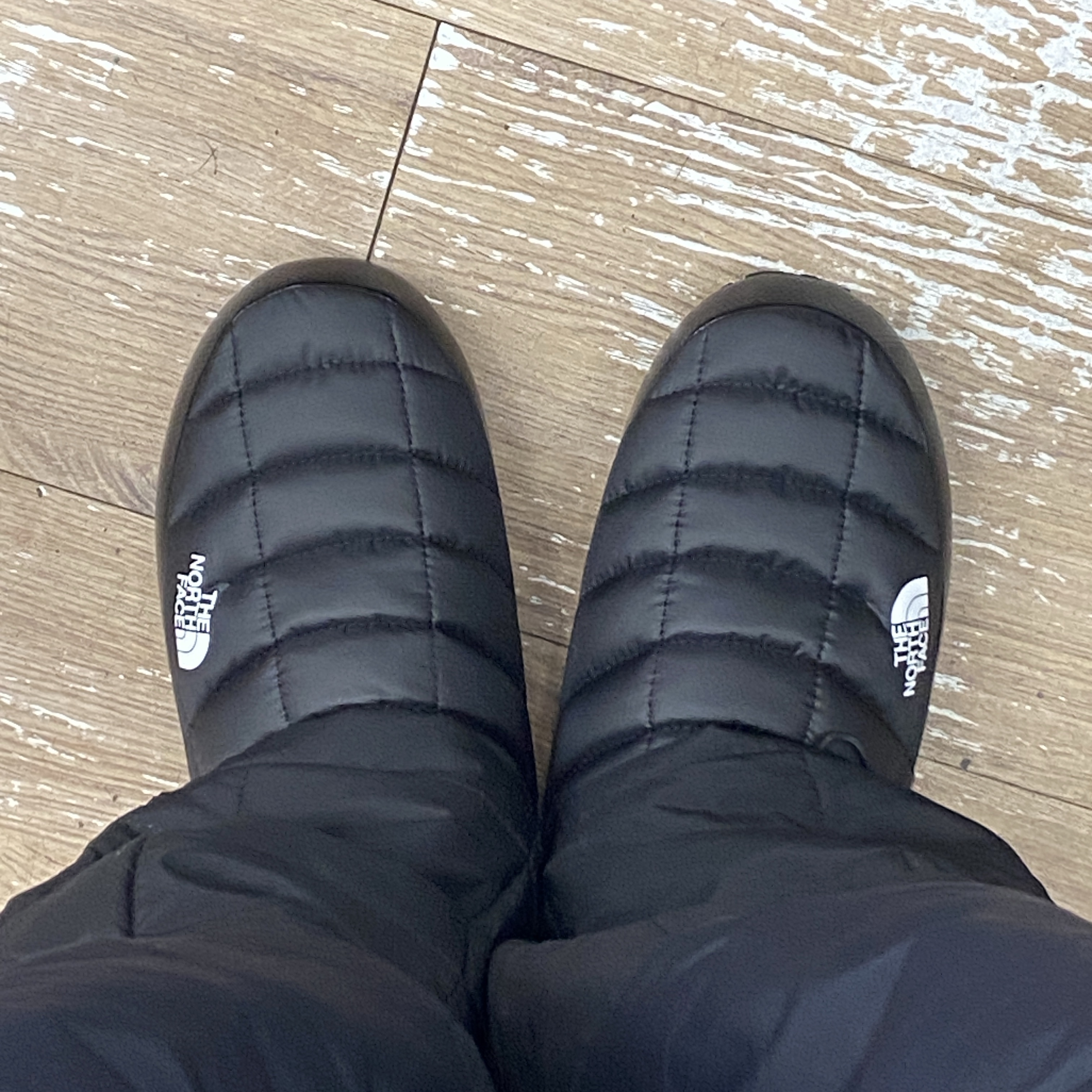 The North Face Thermoball Traction Mule V Black 착용 스타일