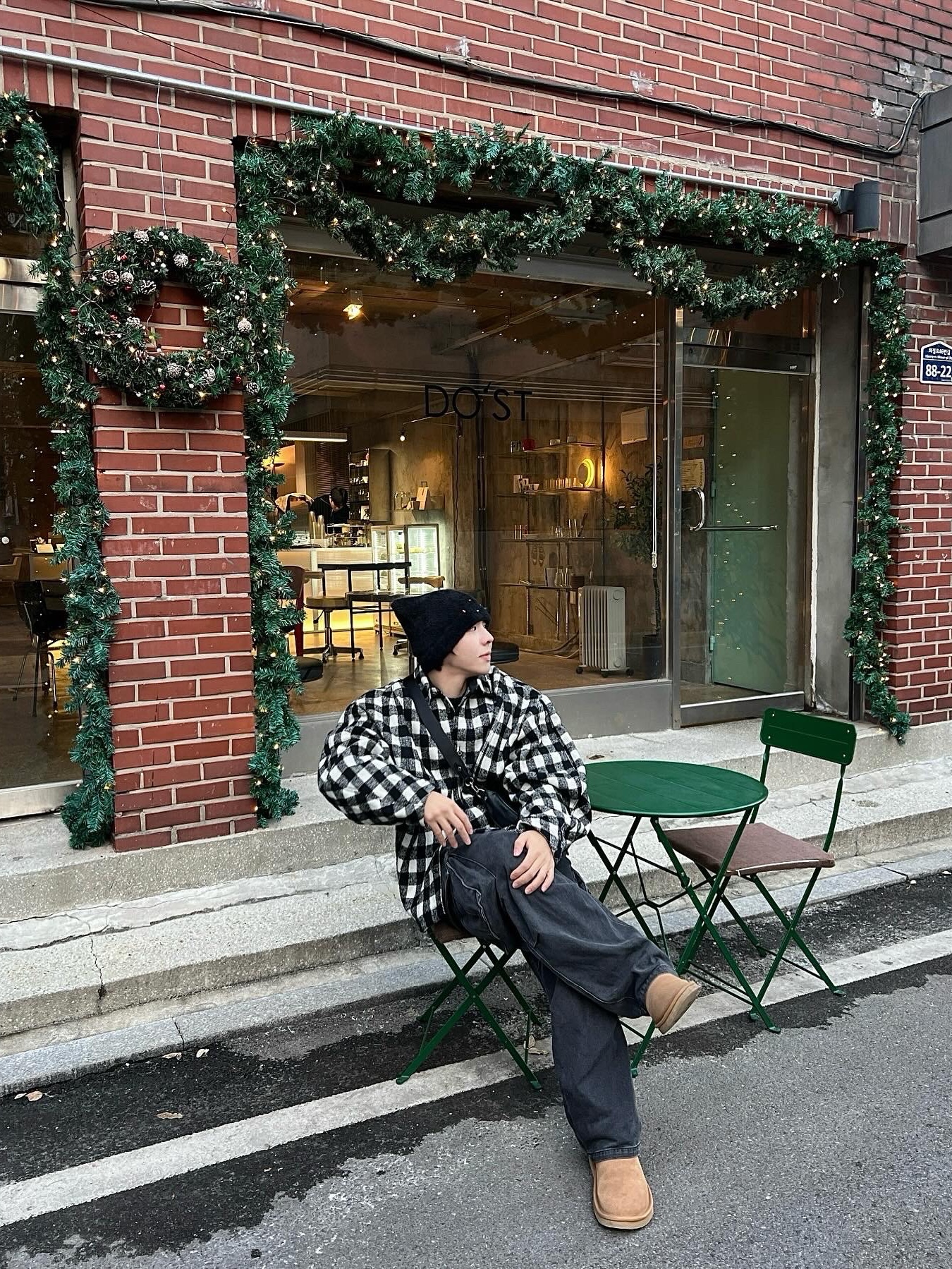 (W) UGG Classic Mini II Boots Chestnut, Ader Error Board Shirt Noir 착용 스타일 - 1