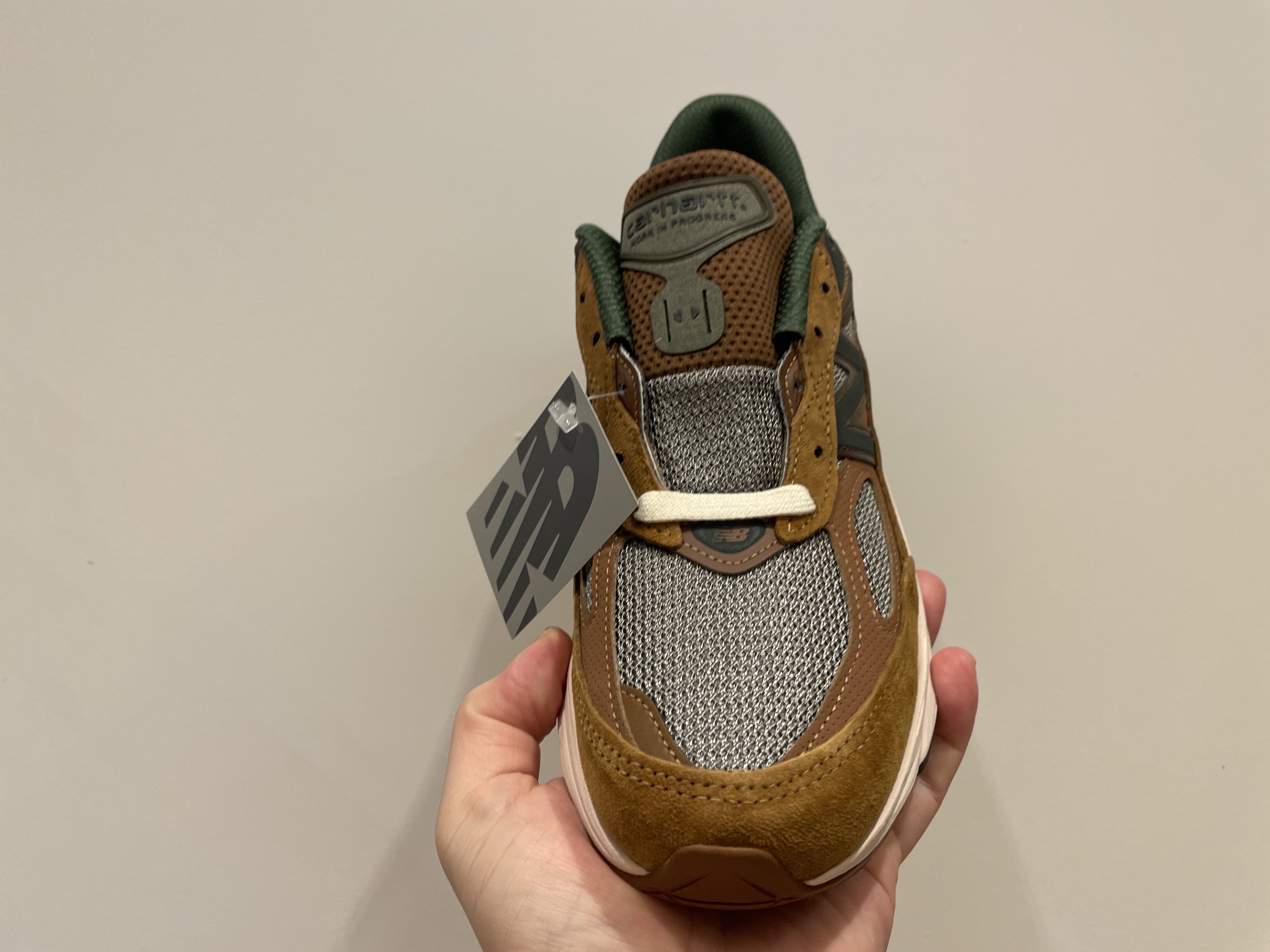 뉴발란스 x 칼하트 WIP 990v6 메이드 인 USA 해밀턴 브라운 밀리터리 그린 착용 스타일 - 4