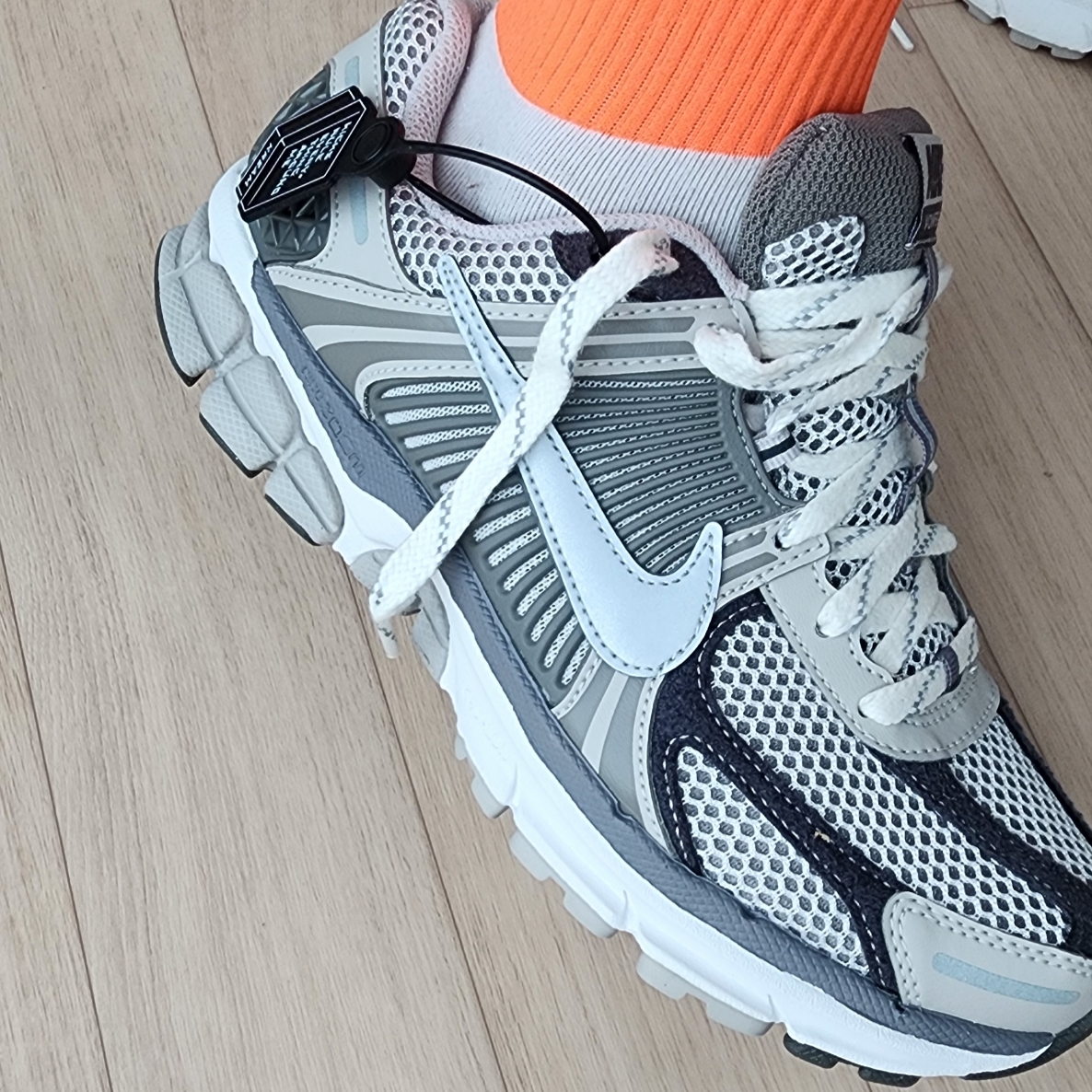 Nike Zoom Vomero 5 PRM Light Iron Ore and Flat Fewter 착용 스타일