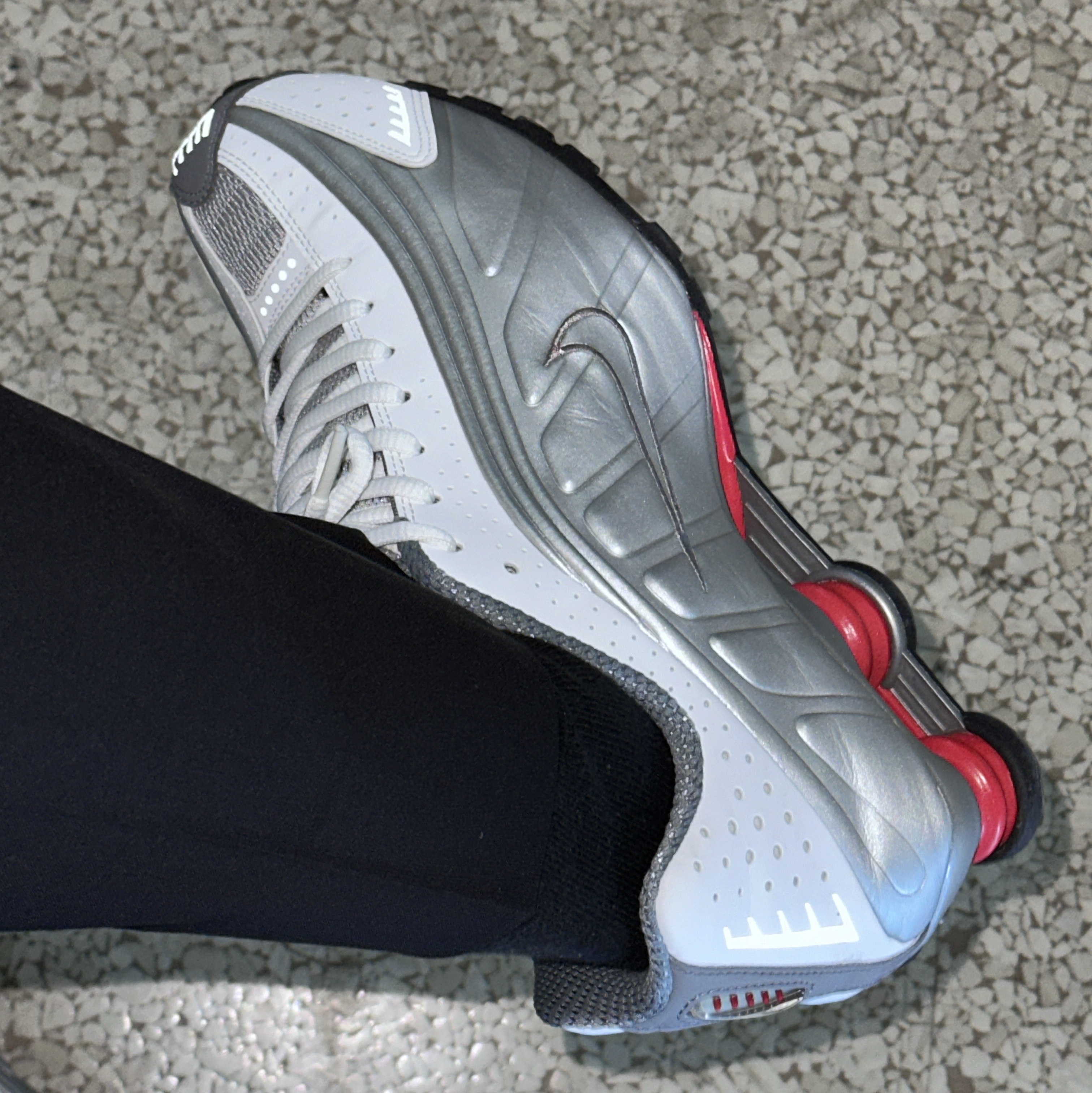 Nike Shox R4 Metallic Silver Comet Red 착용 스타일