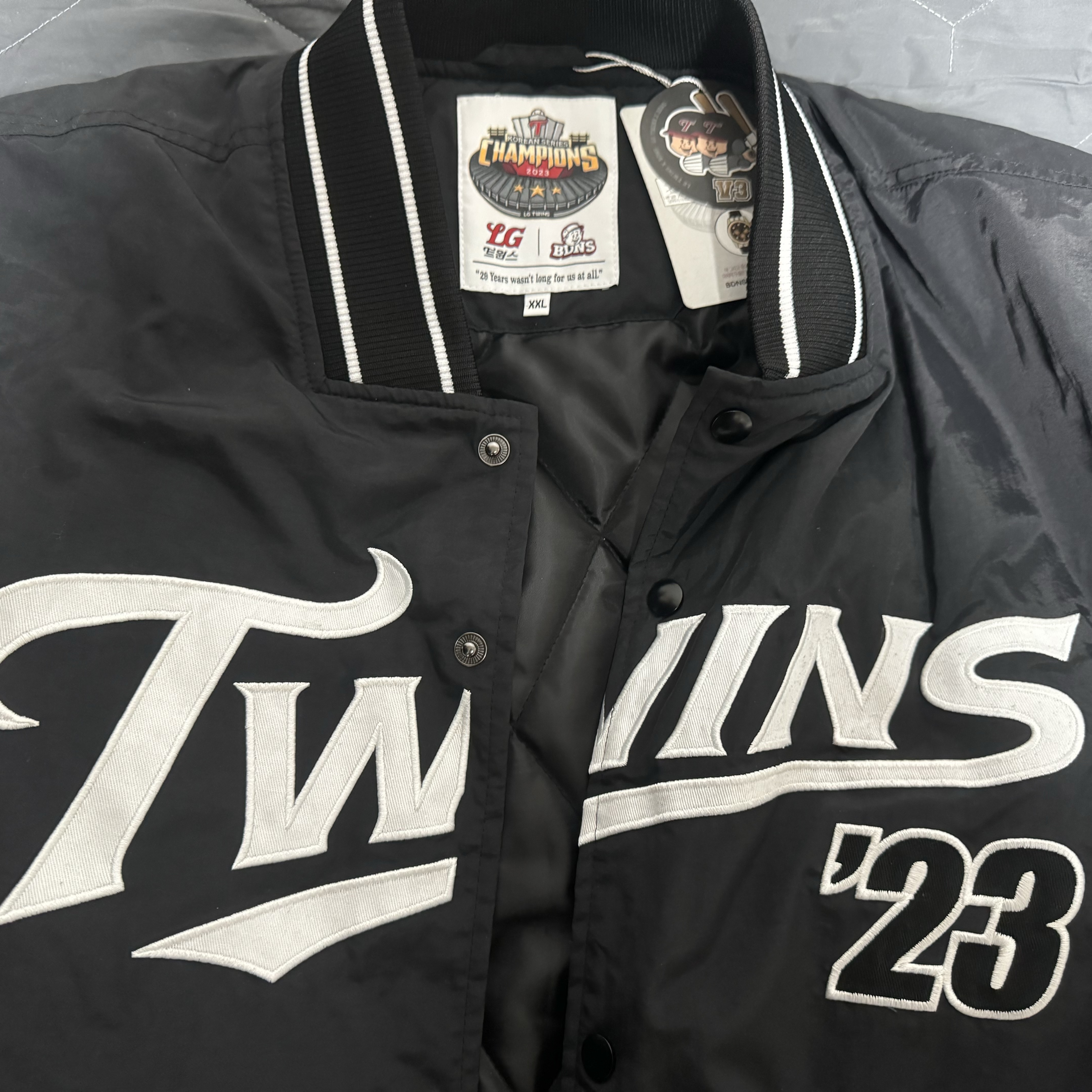 BDNS x LG TWINS 2023 Champions Jumper Black 착용 스타일