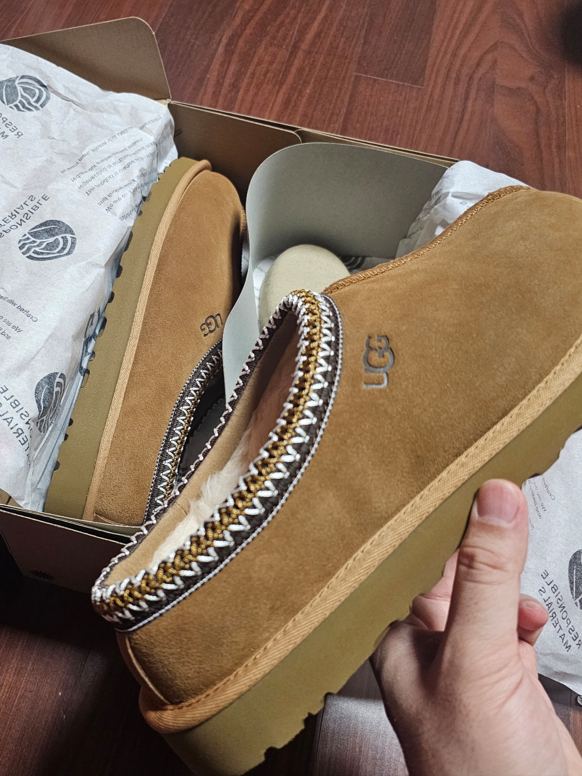 UGG Tasman Slipper Chestnut 착용 스타일 - 3