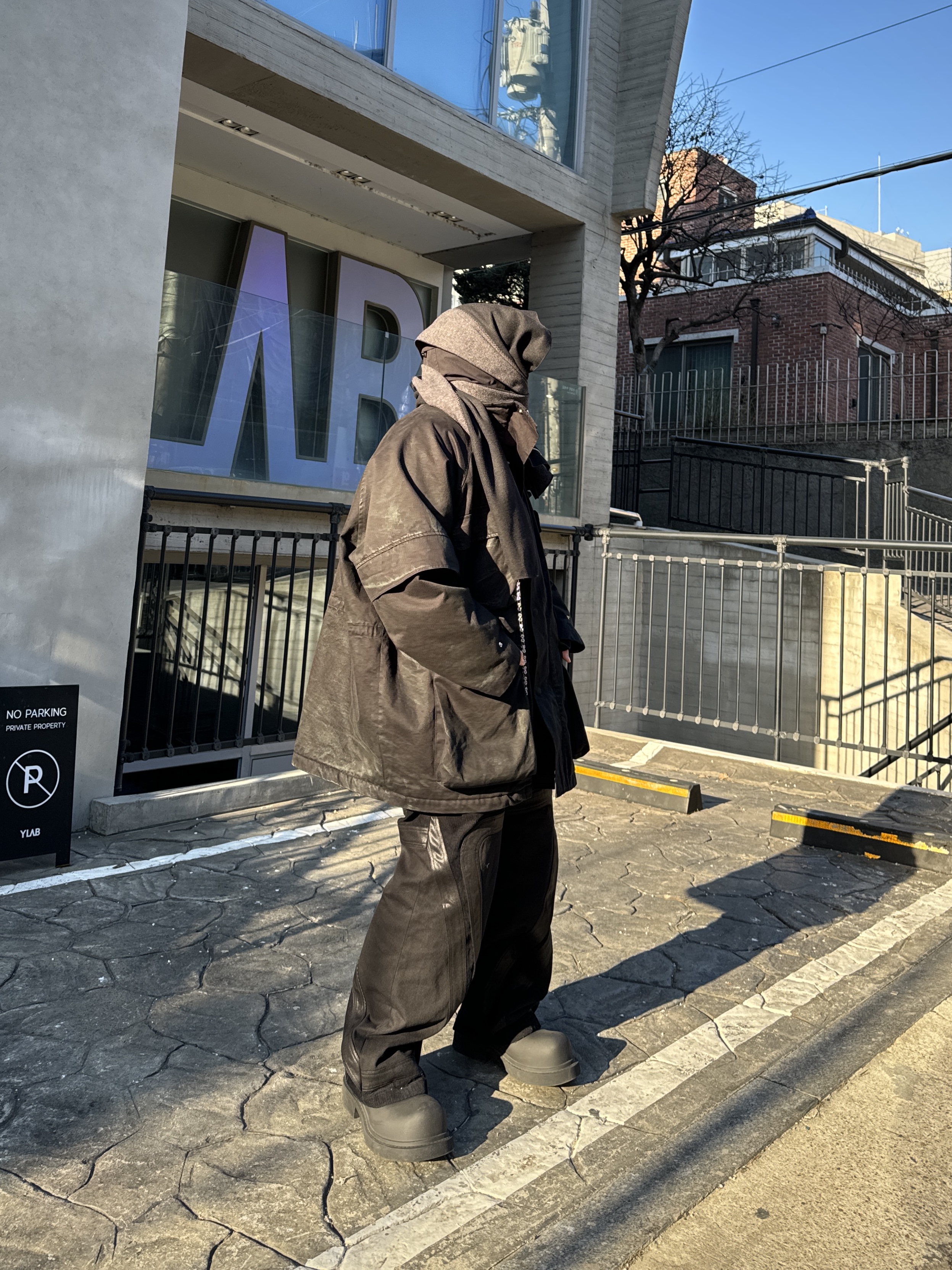 발렌시아가 스테로이드 더비 블랙 착용 스타일 - 1