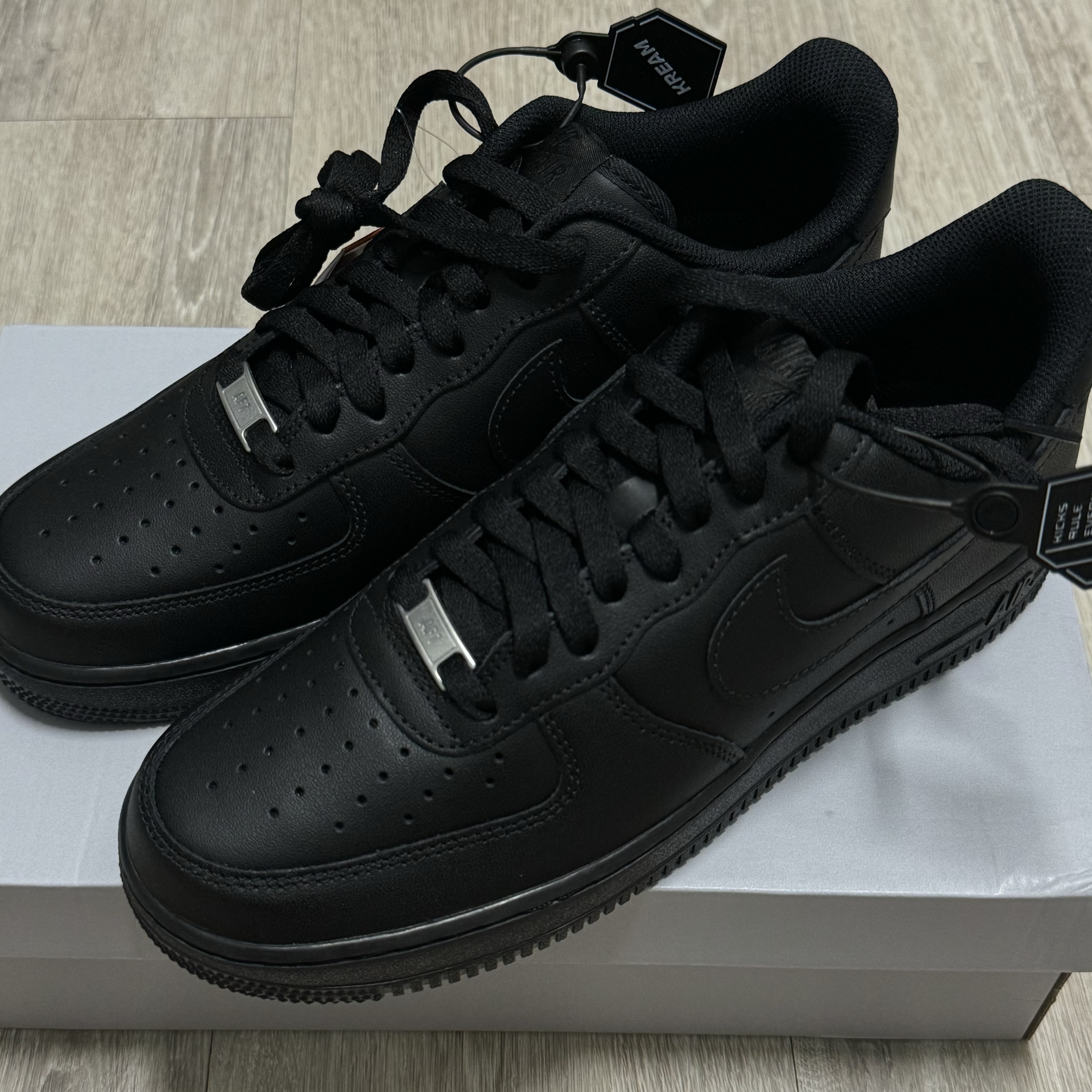 Nike Air Force 1 '07 Low Triple Black 착용 스타일