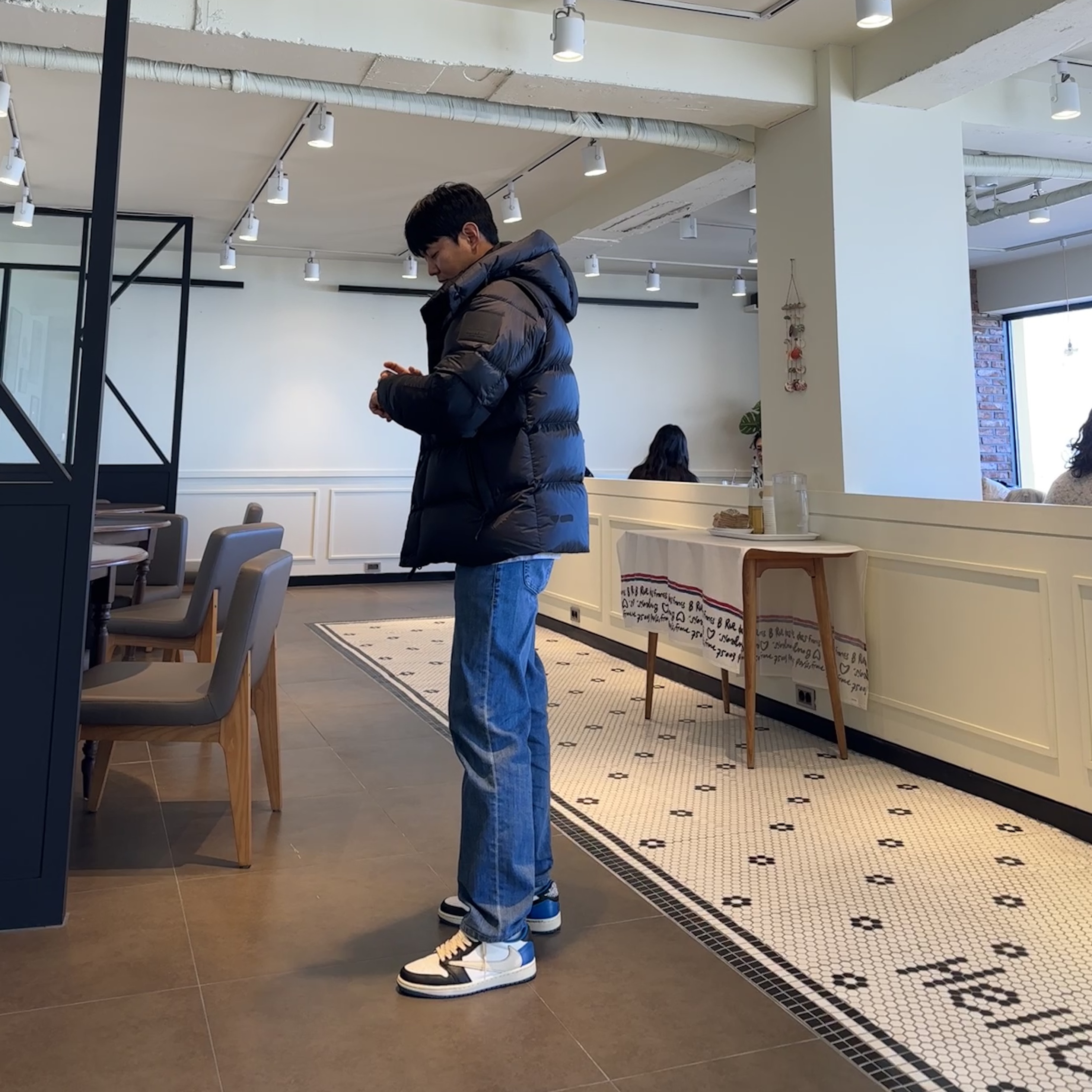 버버리 디테처블 슬리브 후드 퍼퍼 자켓 블랙, 조던 1 x 트래비스 스캇 x 프라그먼트 레트로 로우 OG SP 밀리터리 블루 착용 스타일