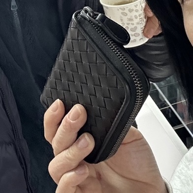 Bottega Veneta Zip Around Coin Purse Black 착용 스타일