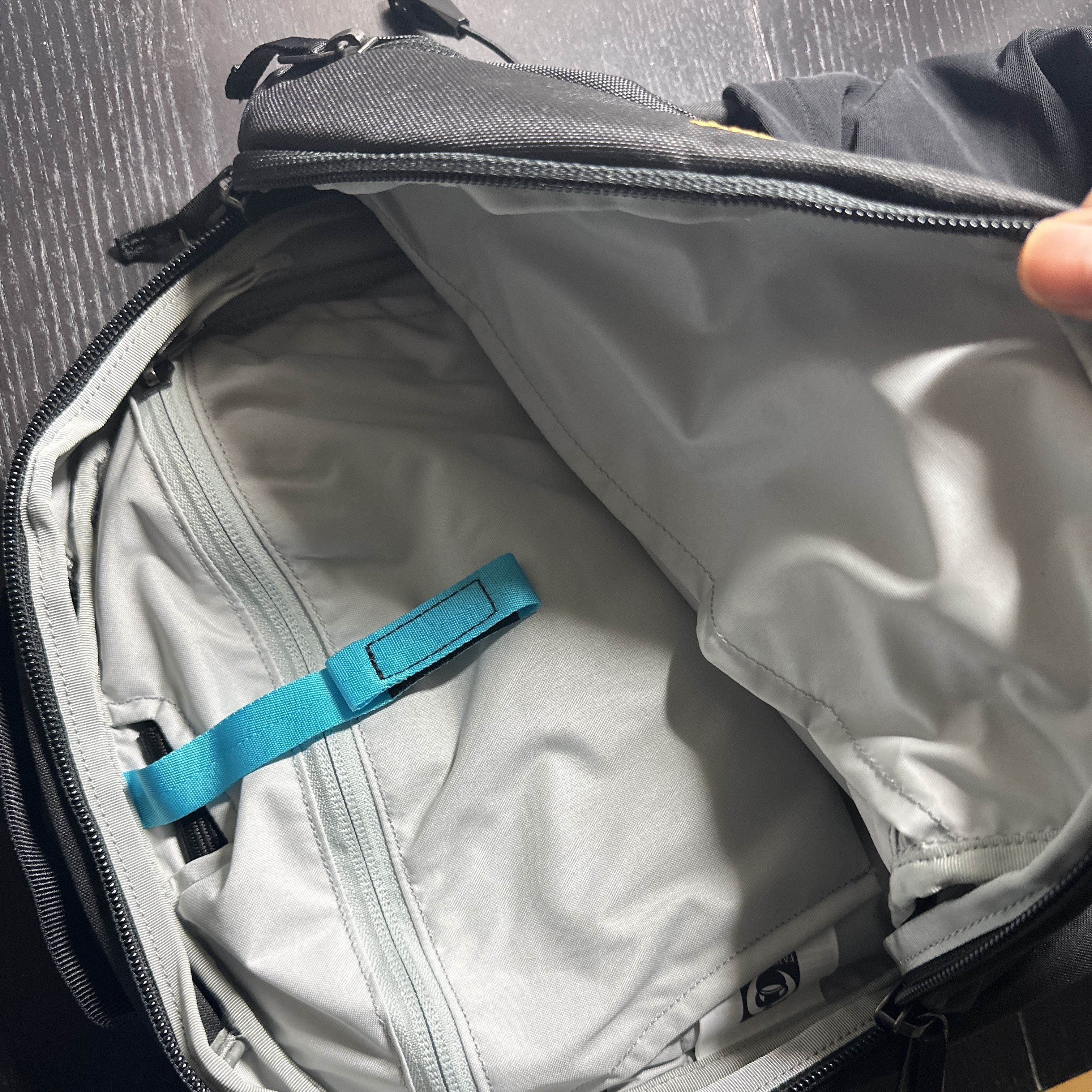 Arc'teryx Mantis 16 Backpack Black 착용 스타일 - 3
