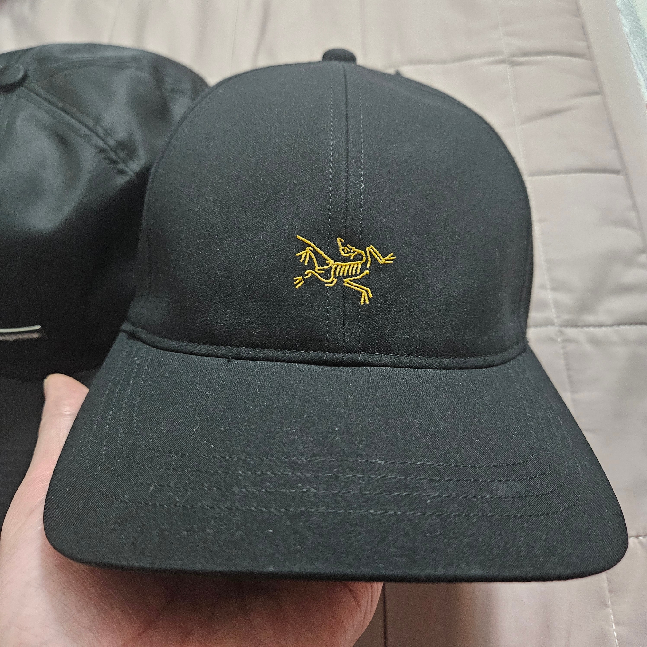 Arc'teryx Small Bird Cap Black, Supreme Enamel Logo 6-Panel Black - 23FW 착용 스타일 - 1