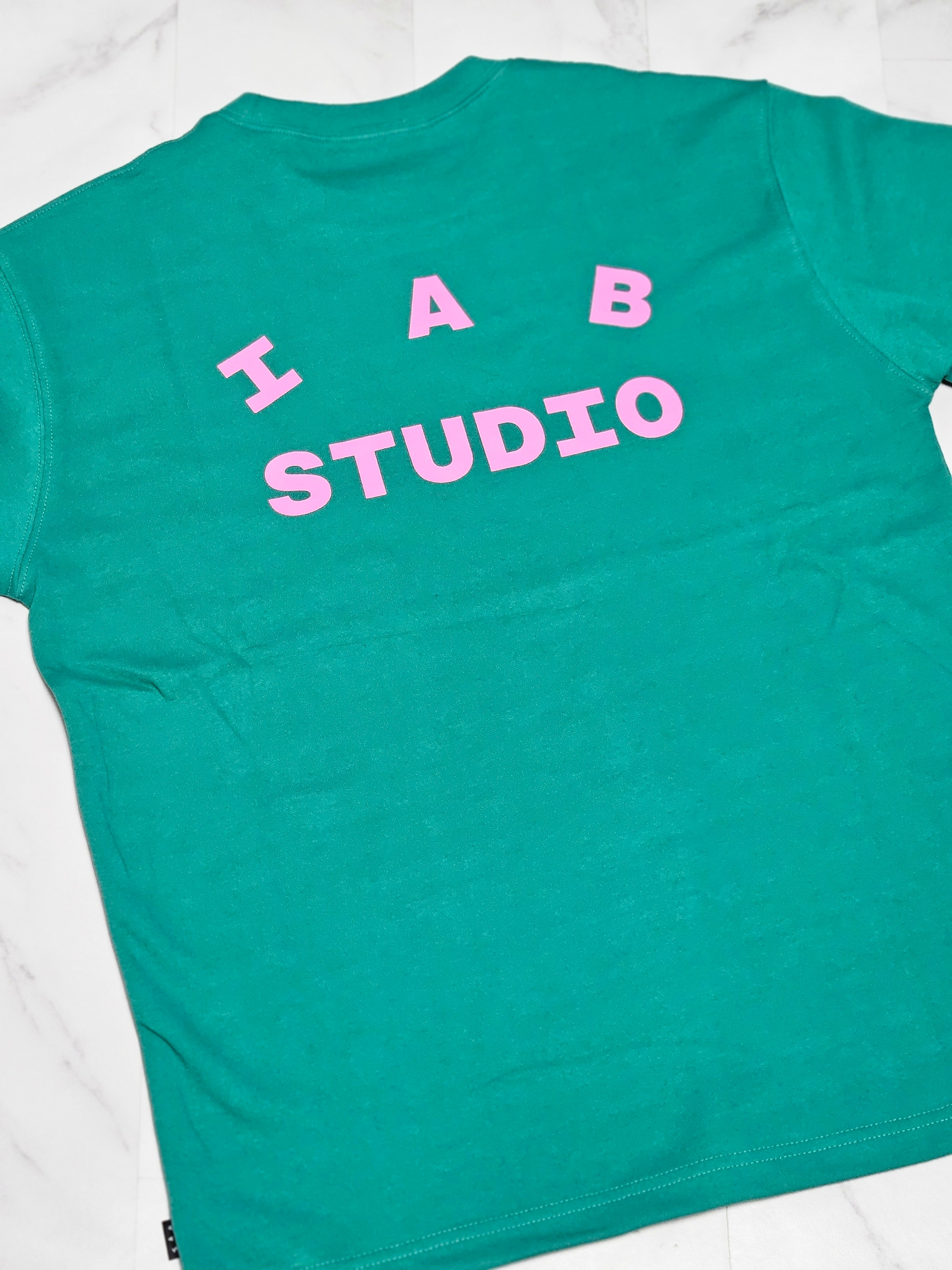 IAB Studio T-Shirt Green Pink 착용 스타일 - 1