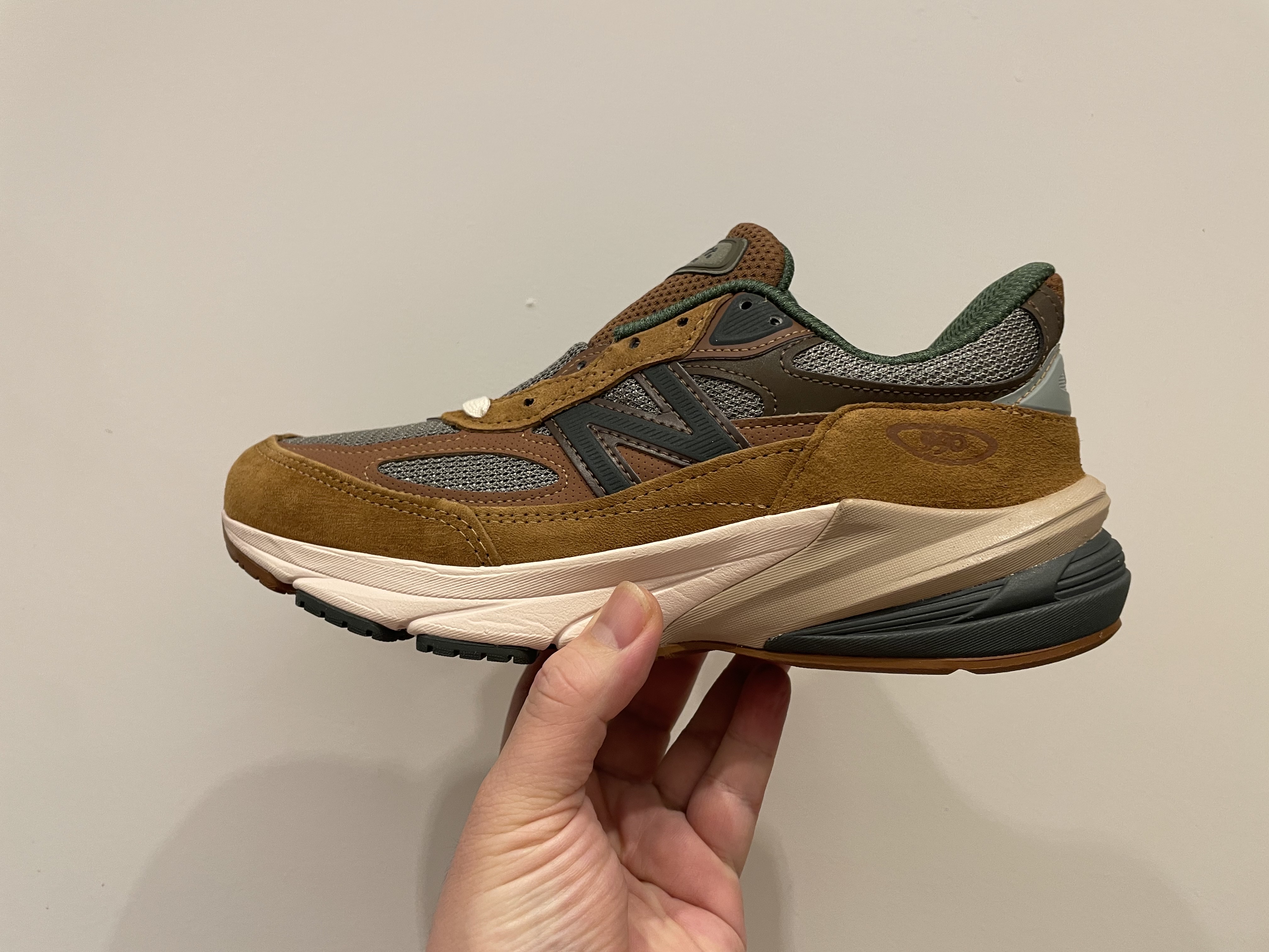 뉴발란스 x 칼하트 WIP 990v6 메이드 인 USA 해밀턴 브라운 밀리터리 그린 착용 스타일 - 1