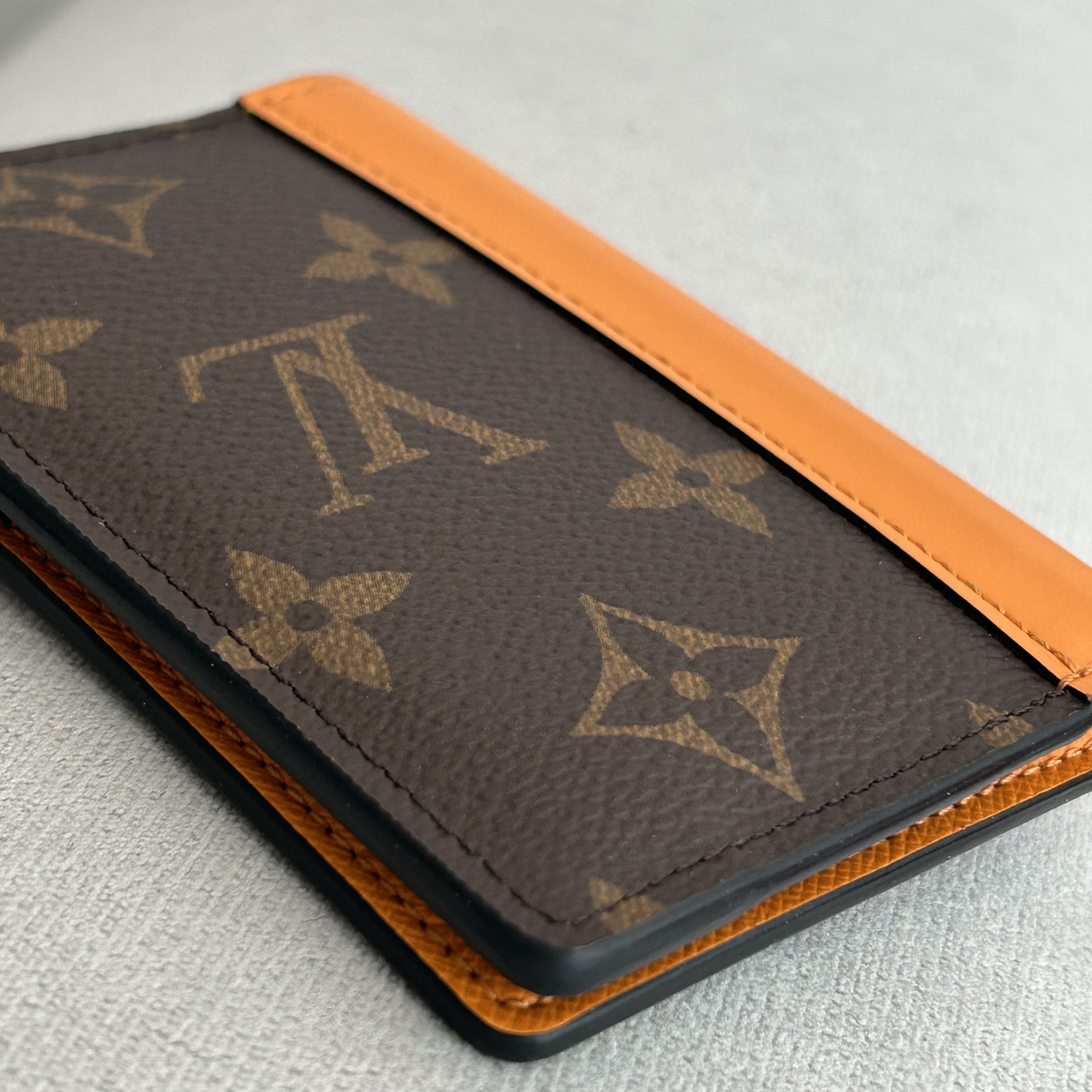 Louis Vuitton Pocket Organizer Monogram Macassar Saffron Orange 착용 스타일