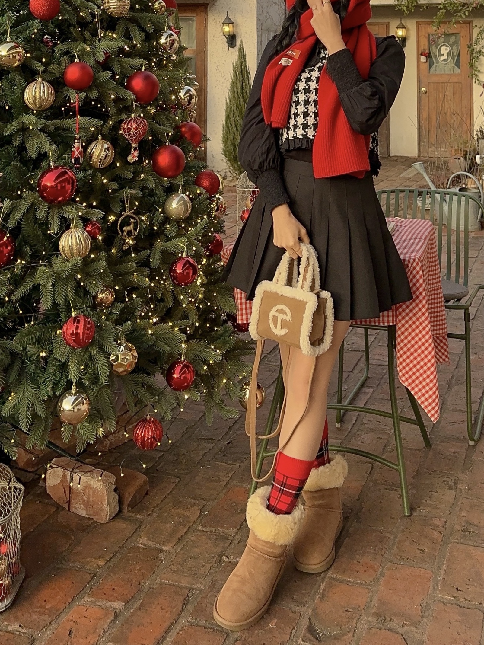 (W) UGG Classic Short II Boots Chestnut, Telfar x UGG Small Shopping Bag Chestnut 착용 스타일 - 2