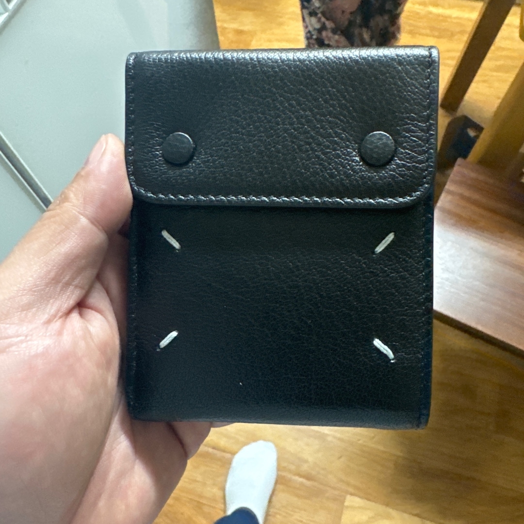 Maison Margiela Snap Closure Bi-Fold Wallet Black 착용 스타일