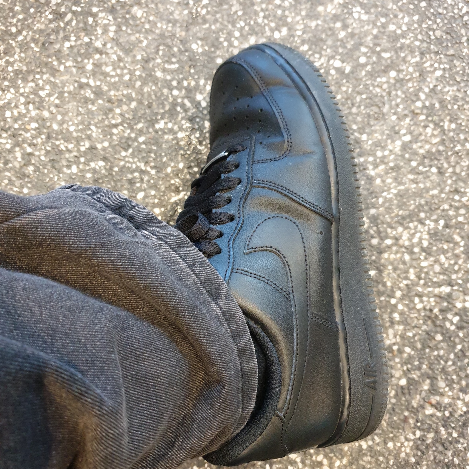 Nike Air Force 1 '07 Low Triple Black 착용 스타일 - 2